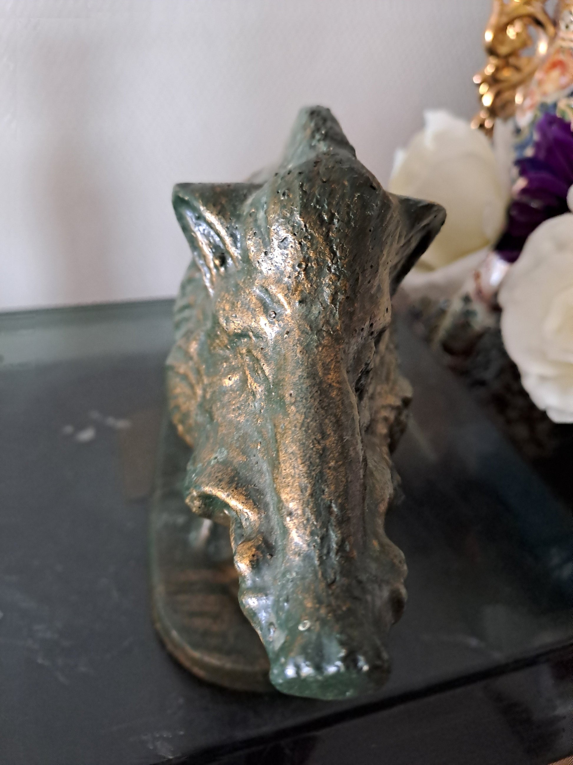 Statue représentant une sanglier. 18 cm x 28 cm x 10 cm.