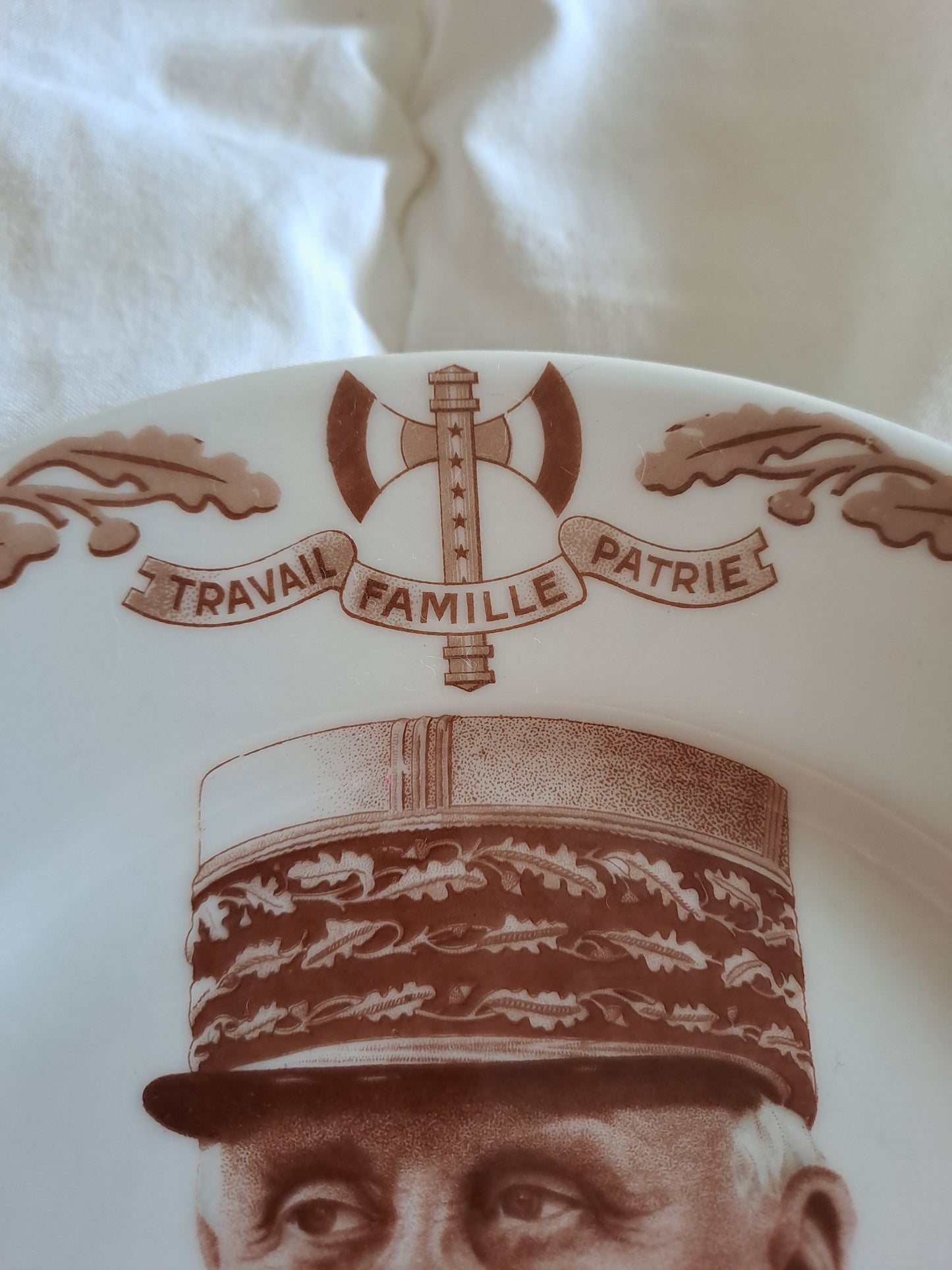 Assiette décorative représentant Philippe Pétain 21.5 cm. Porcelaine Limoges France.