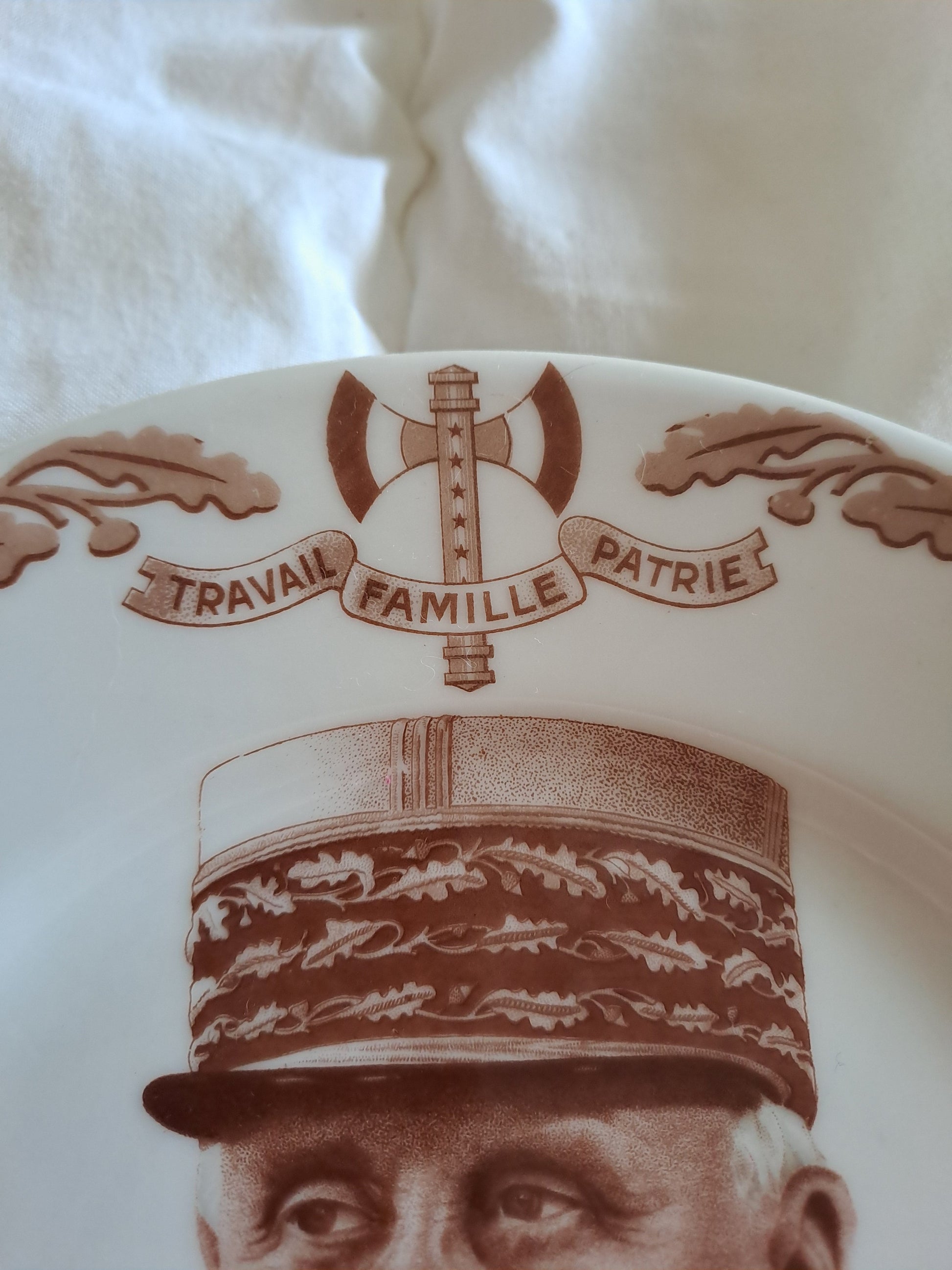 Assiette décorative représentant Philippe Pétain 21.5 cm. Porcelaine Limoges France.