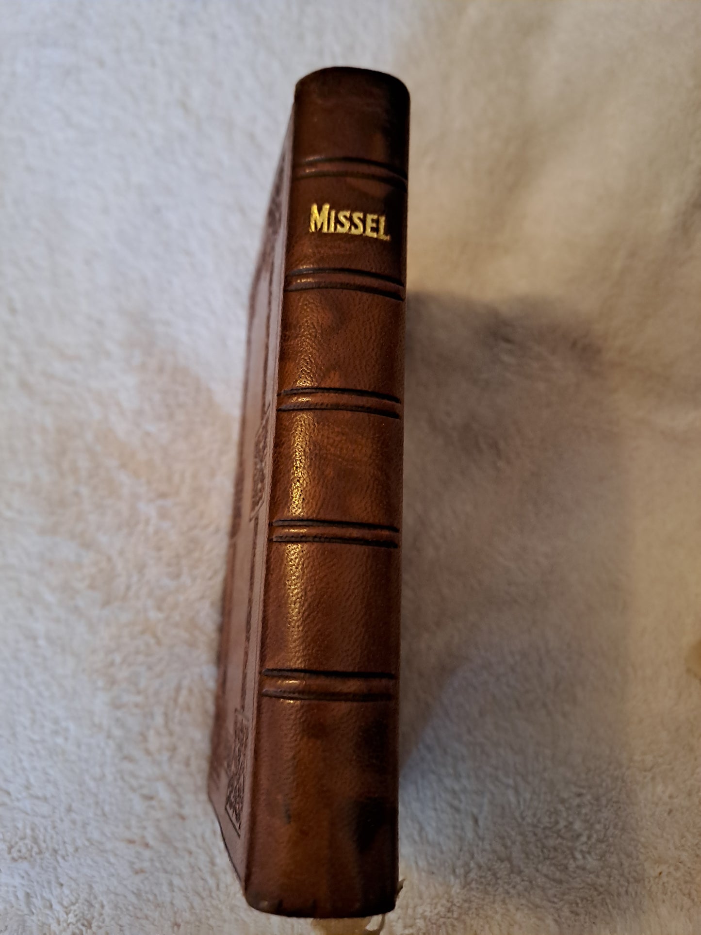 Missel romain contenant les offices de tous les dimanches et.....