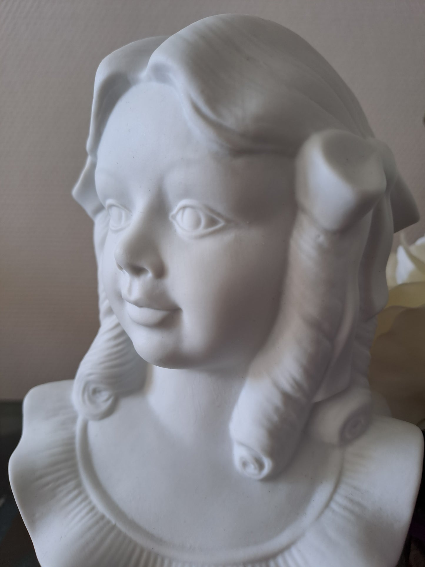 Buste fillette. Porcelaine et biscuits. Sumbo.