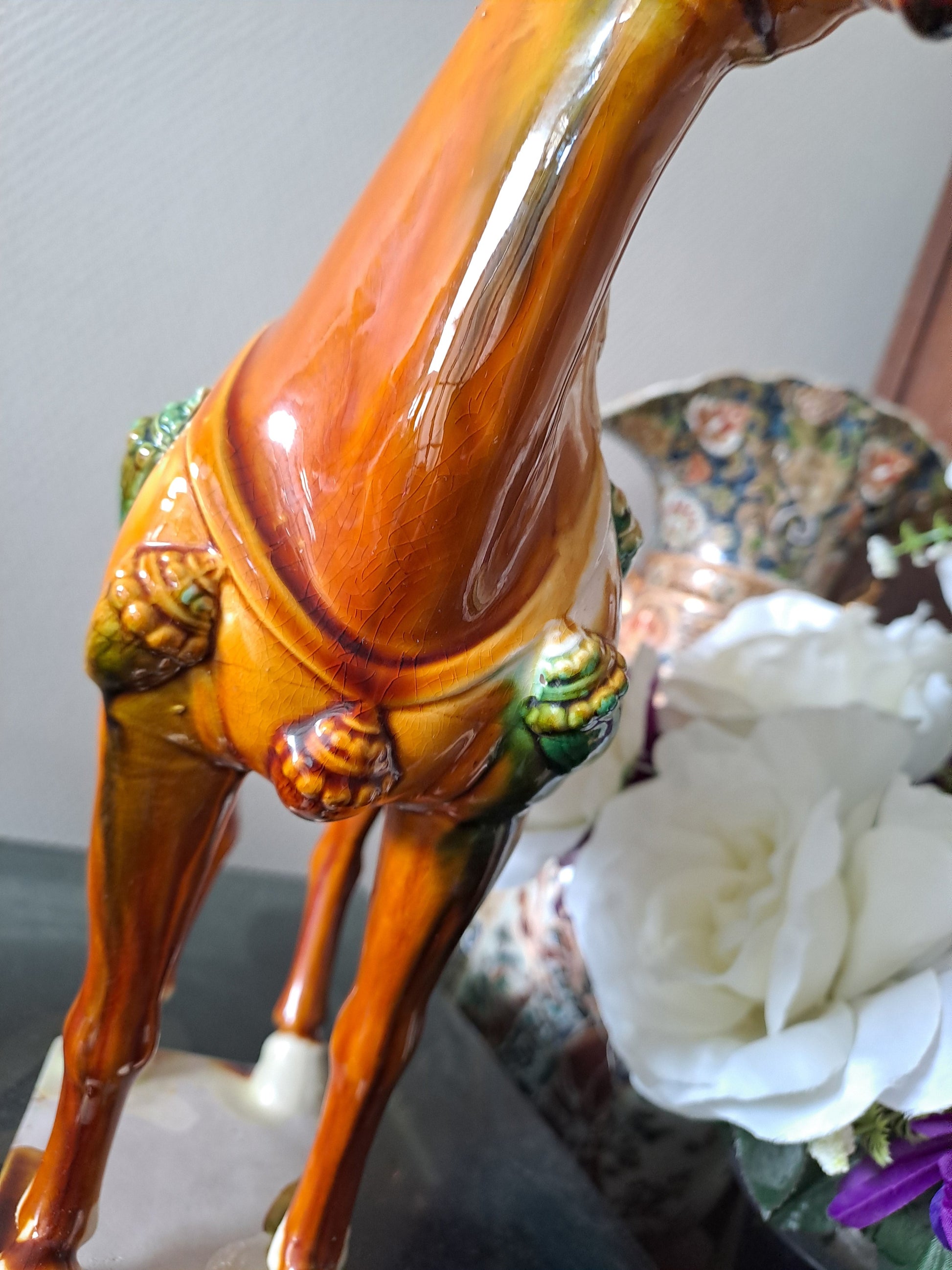 Statue représentant un cheval en Faïence Émaillée Polychrome. Chine.