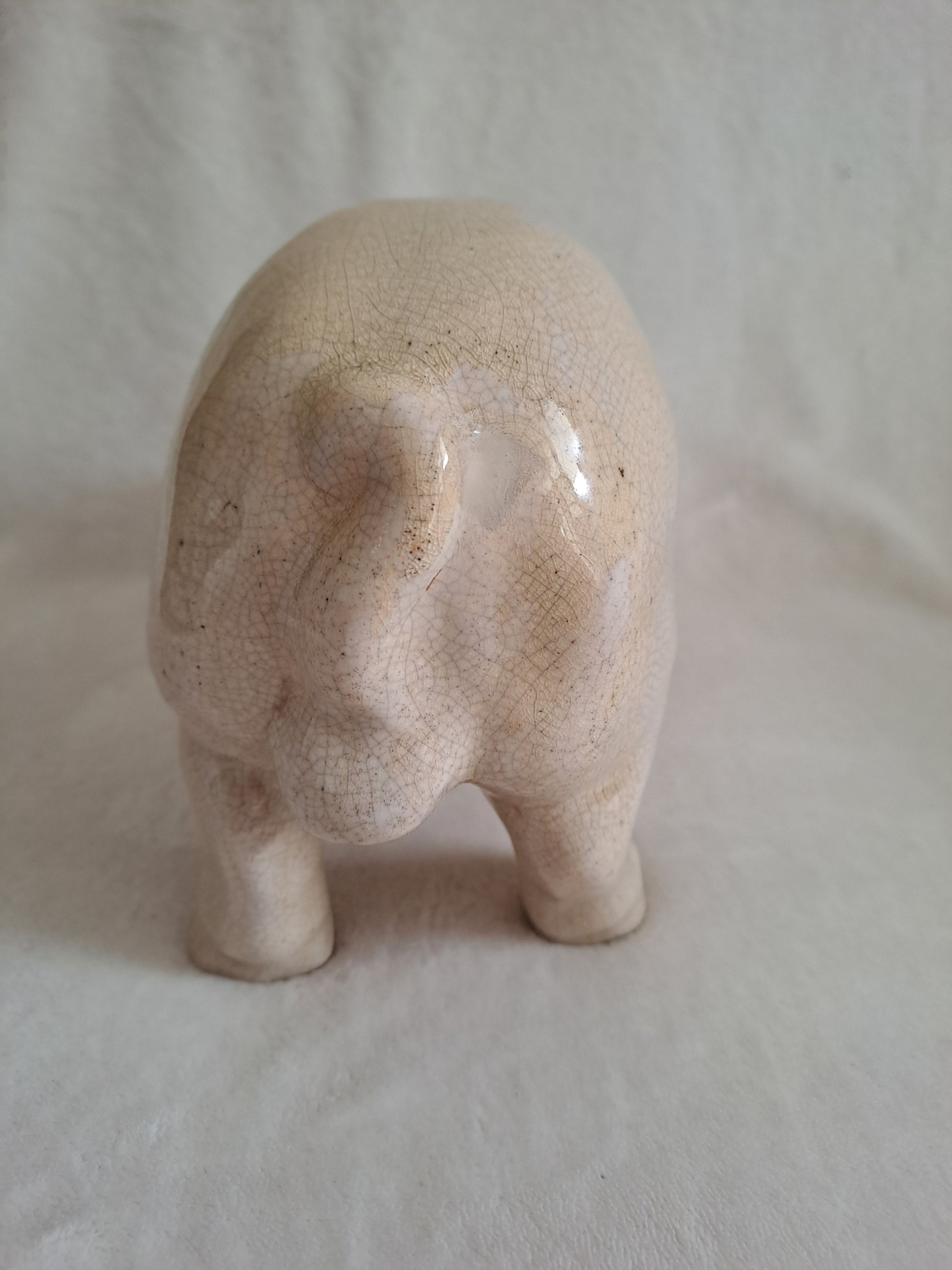 Cochon en céramique craquelée. 31 cm x 16 cm.