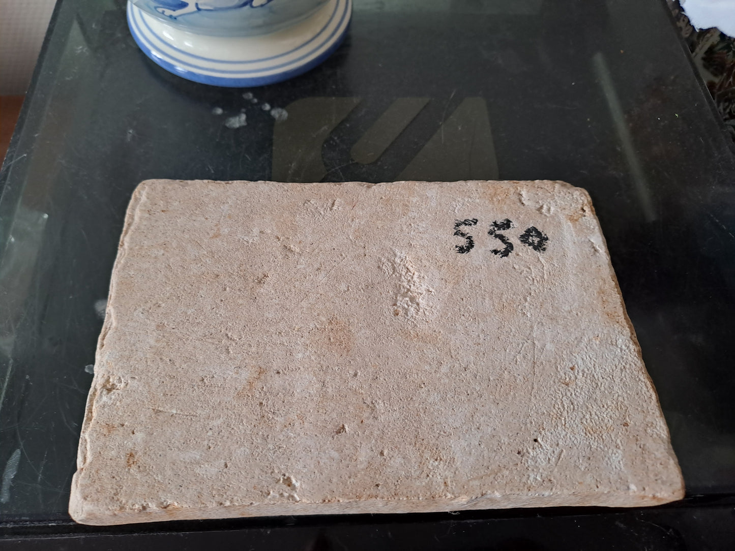 Carreau représentant Jésus Roi de gloire, Saint Pierre et Saint Jean.