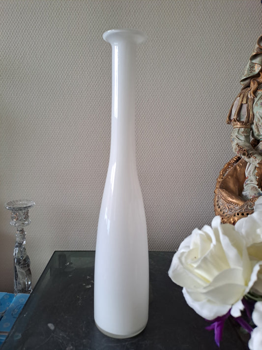 Bouteille en verre blanc. Vase soliflore. 39 cm de haut. Ancien décoration vintage.