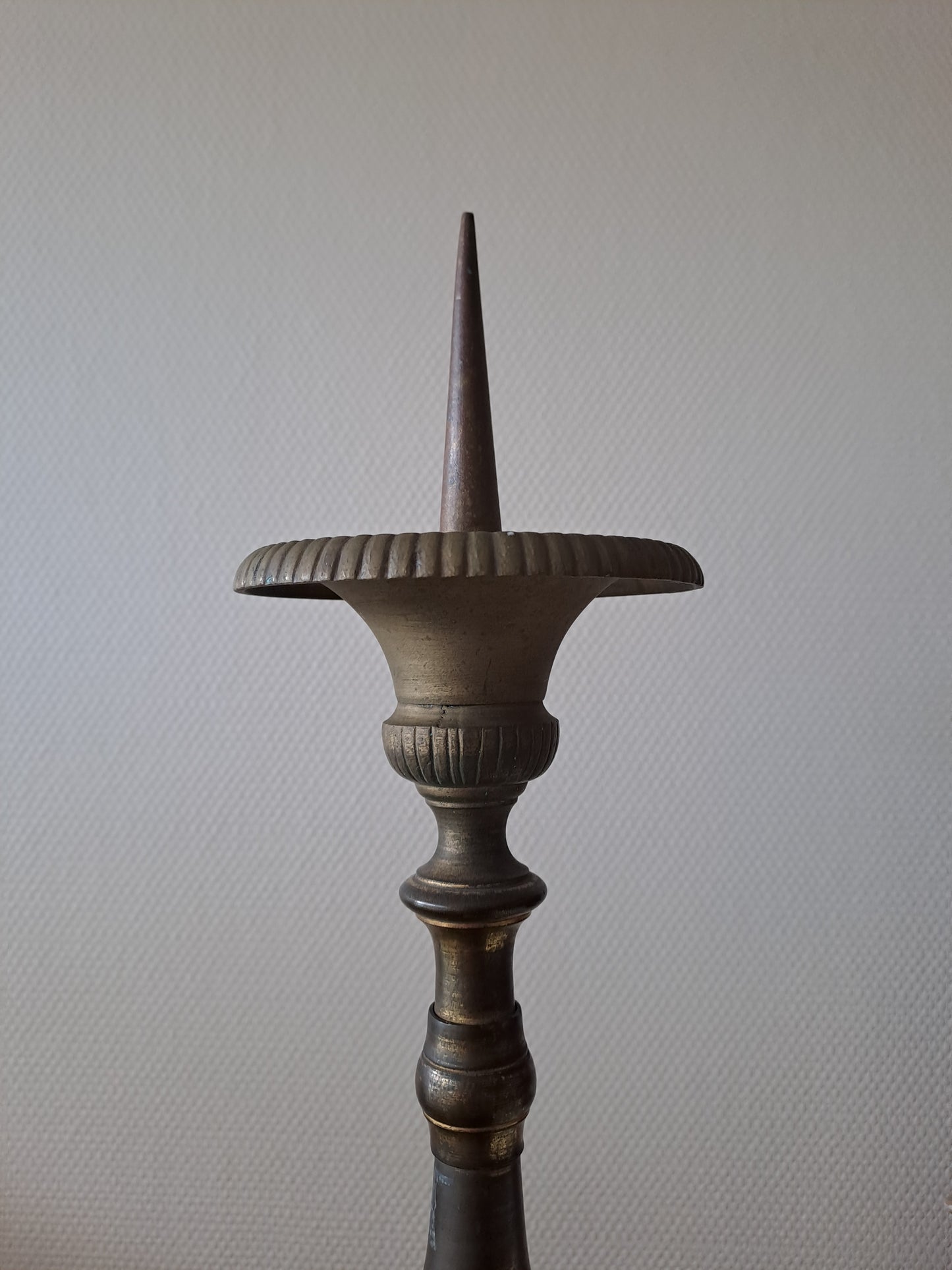 Pique cierge D'Église. En laiton et bronze.