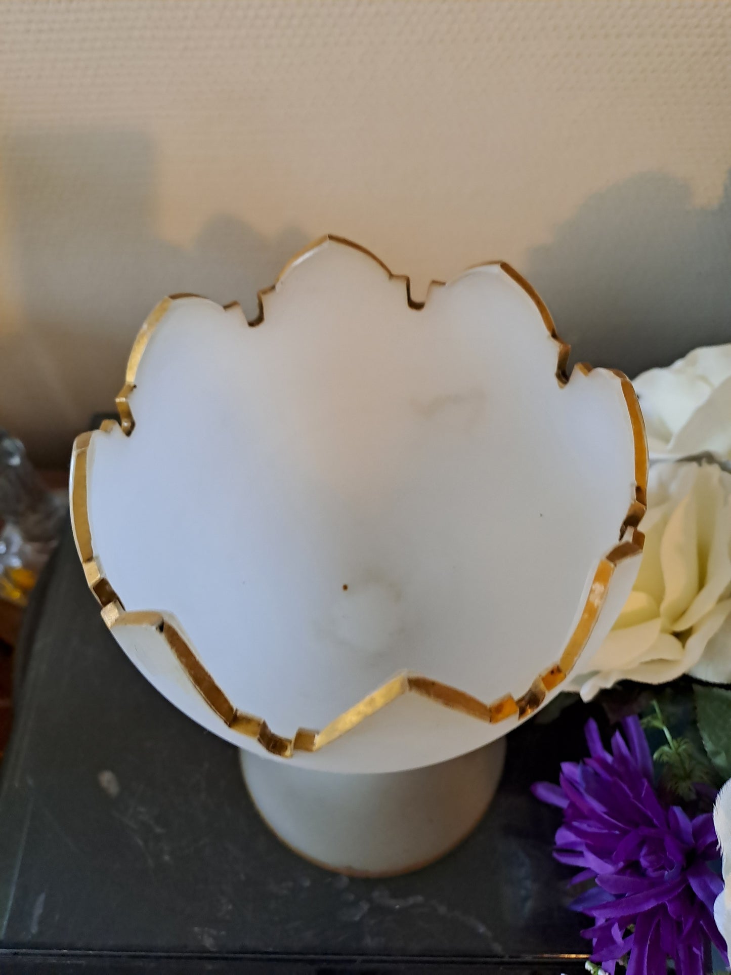 BACCARAT. Coupe sur pied. Fleurs de lys. 
Opaline blanche avec liseret or. Ancien decoration vintage.