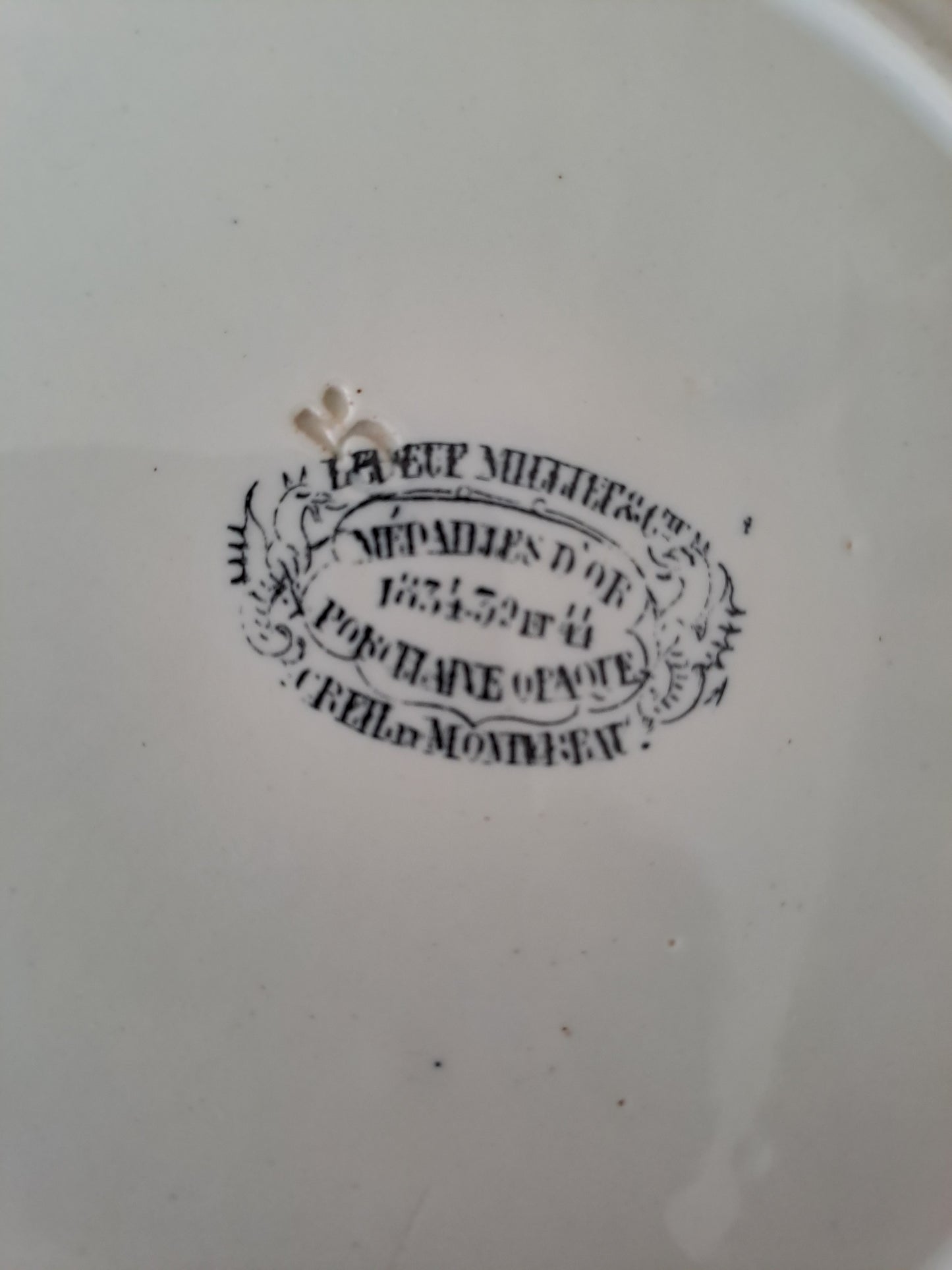 Assiette décorative représentant la mort de l'archevêque.