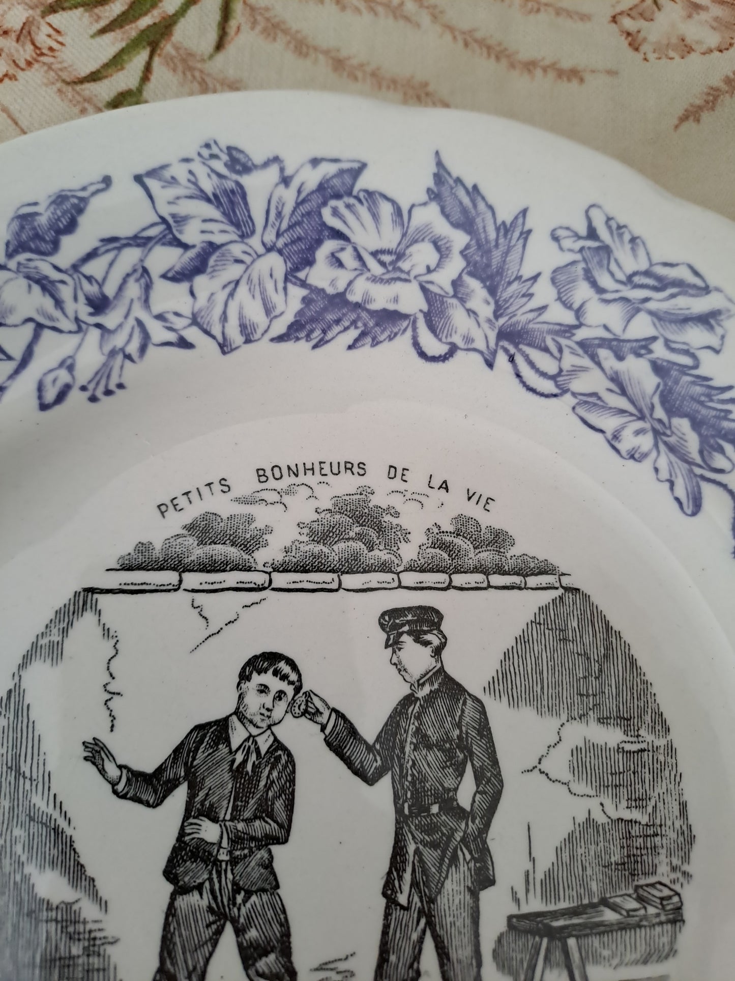 Assiette décorative Parlante. N°5. Les petits bonheurs de la vie. Faïence. H. B. Choisy Le Roi.