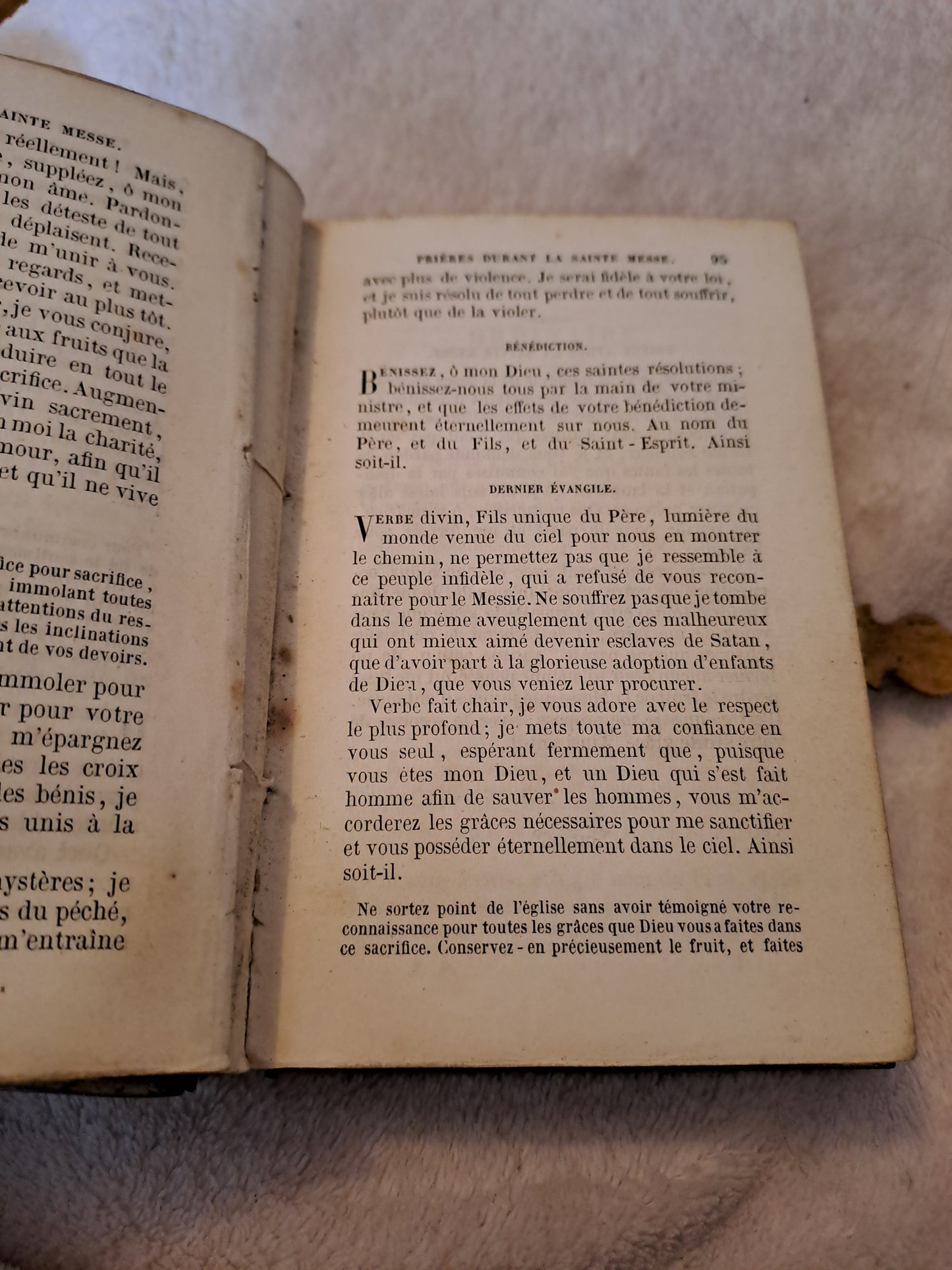 Paroissien à l'usage des diocèses qui suivent le rite de Paris contenant les offices de tous les dimanches.....