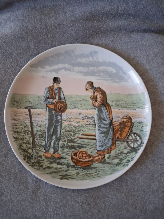 Assiette decorative "L'angelus de Millet" en porcelaine. Ancien decoration vintage catholique.