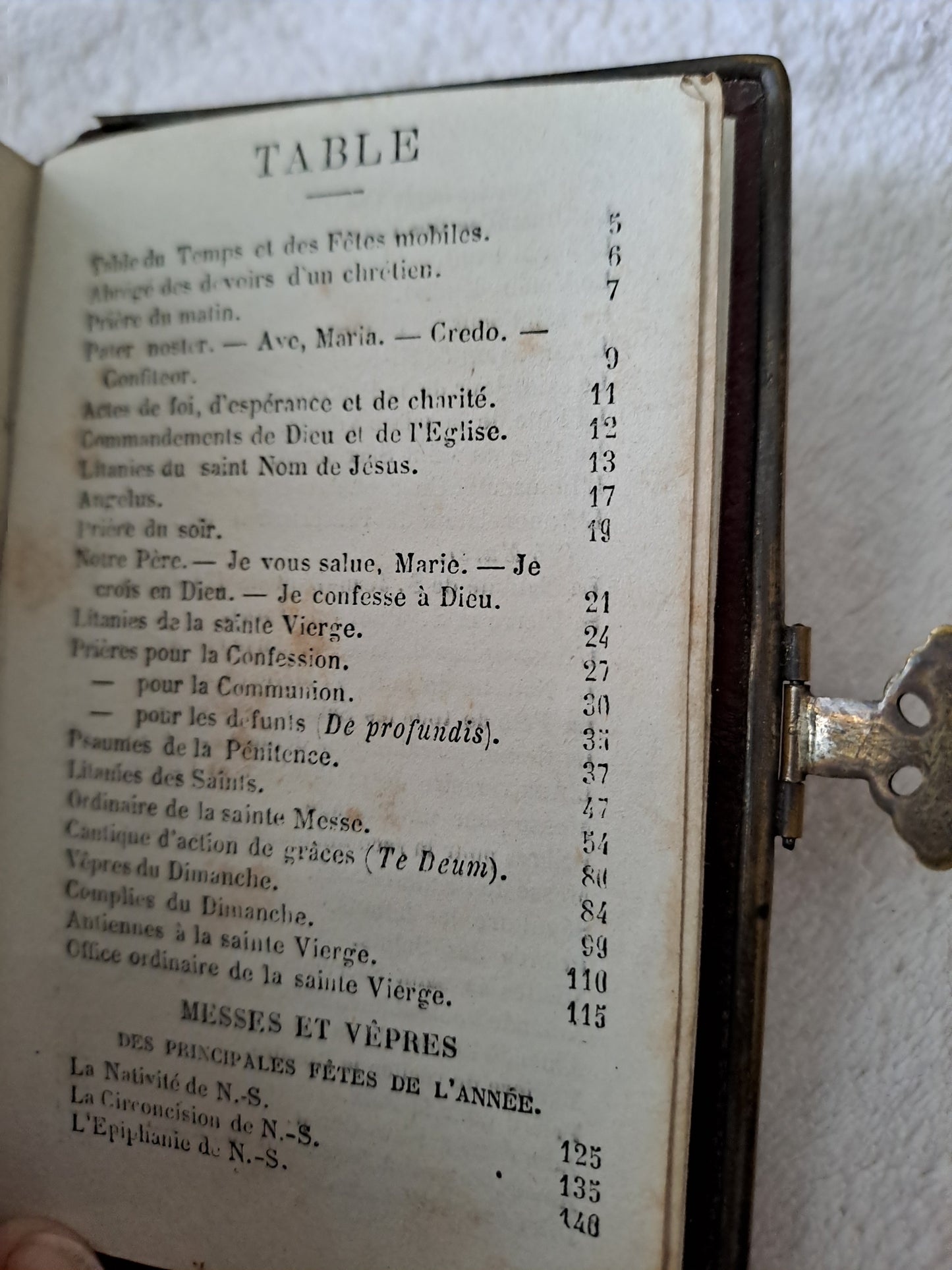 Paroissien romain contenant les offices des dimanches......