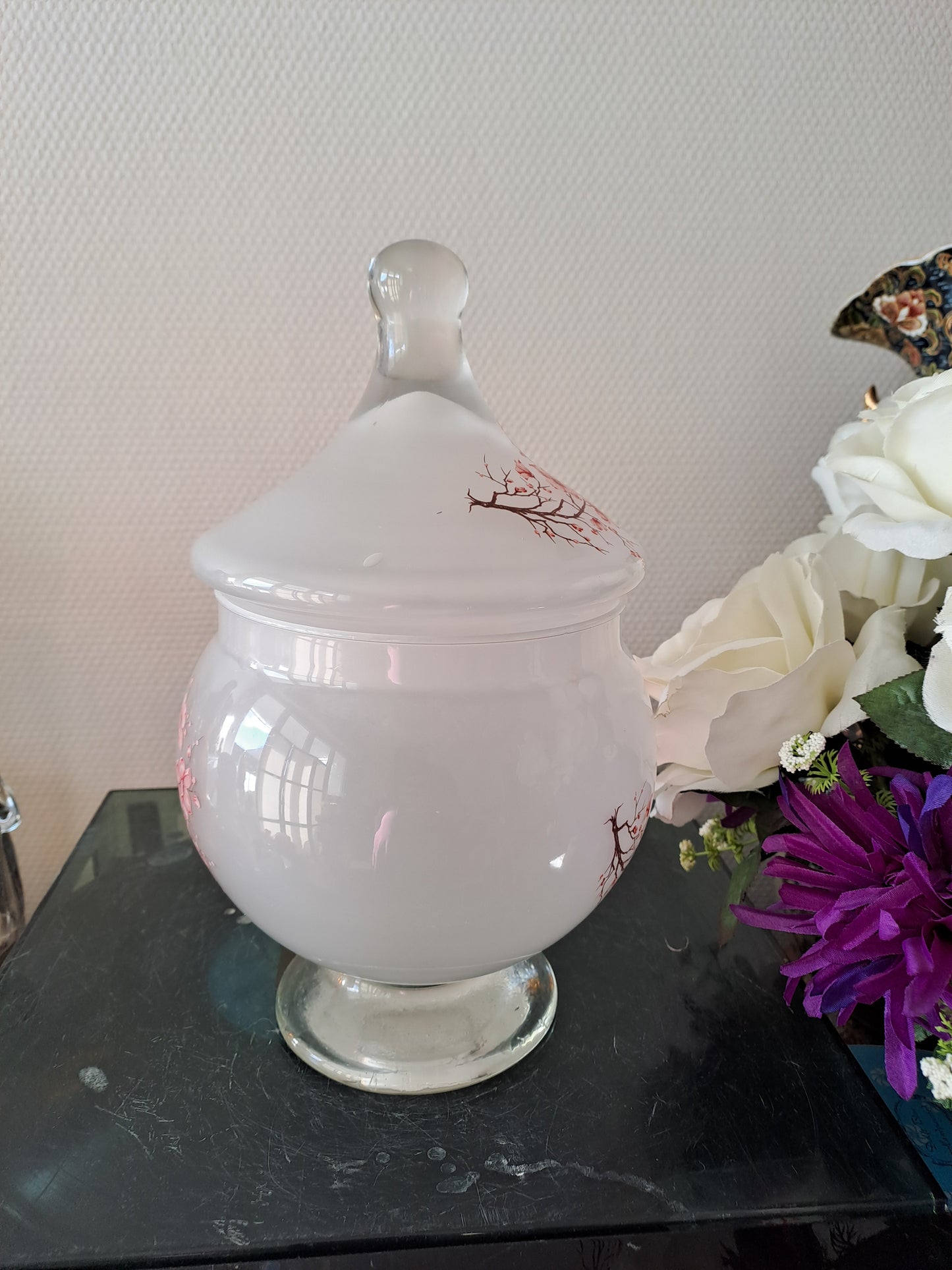 Vase / bonbonnière en pâte de verre. Motifs de fleurs.