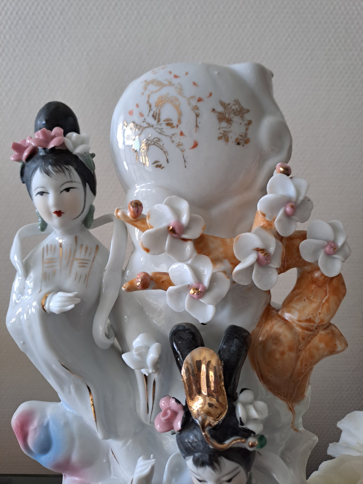 Statue geishas. Porcelaine et biscuits. Pied de lampe.