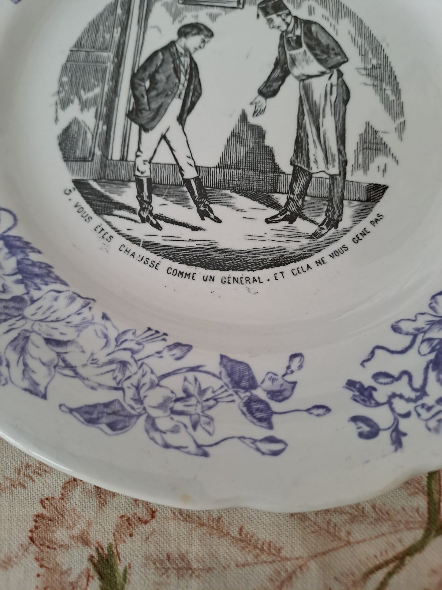 Assiette décorative Parlante. N°3. Les petits bonheurs de la vie. H. B. Choisy Le Roi.