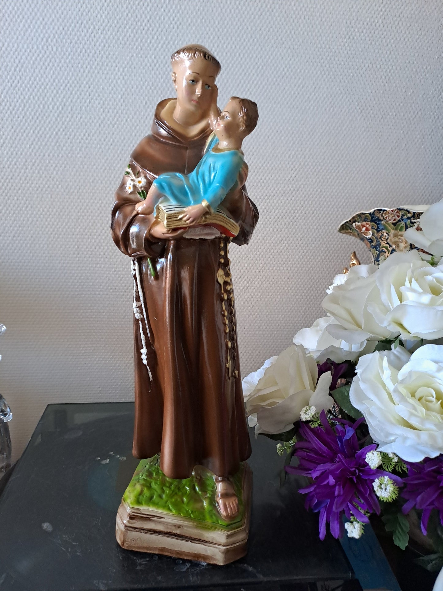 Statue Saint Antoine de Padoue signé en céramique. 41 cm.