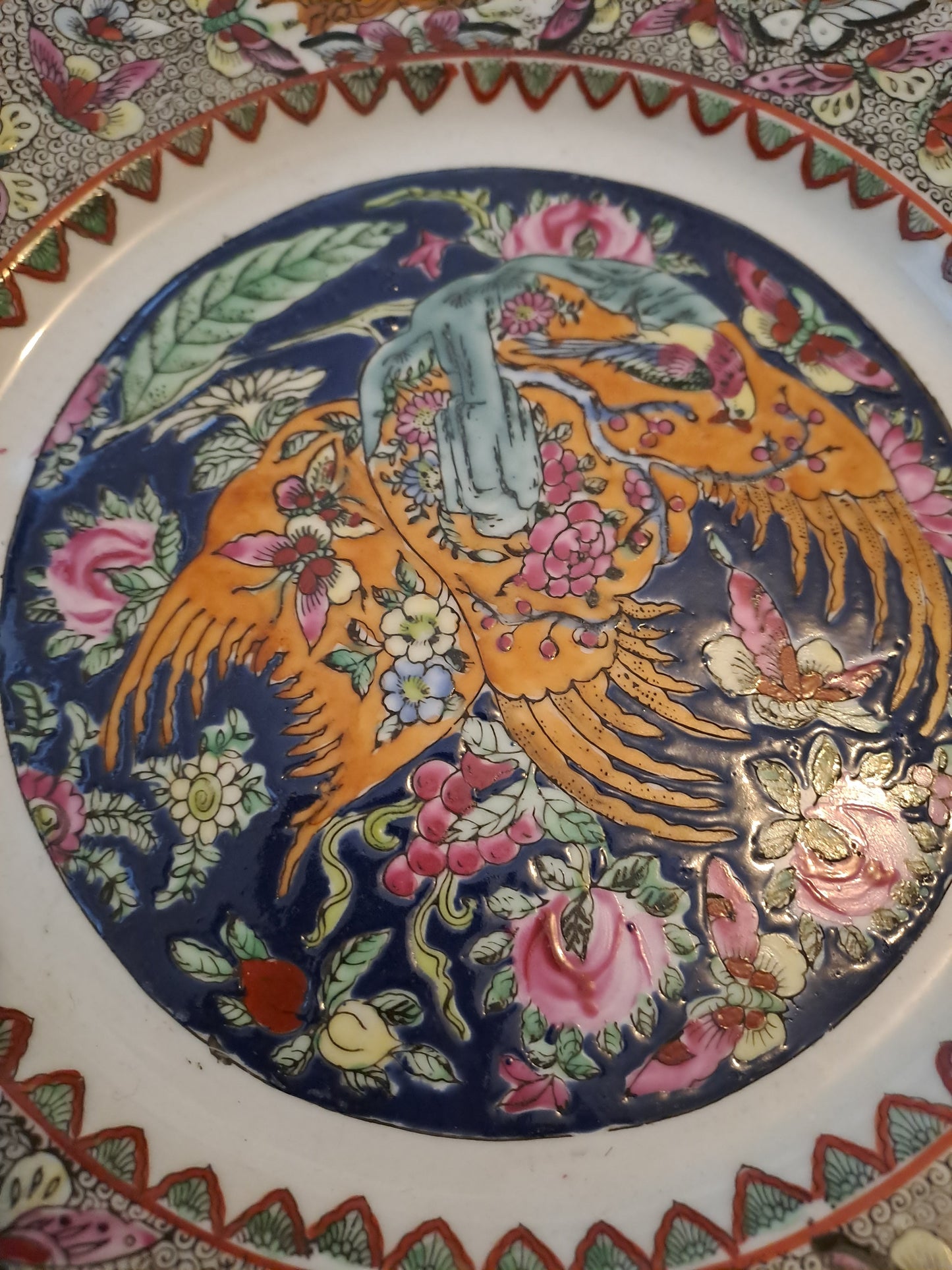 Assiette porcelaine Macau(?). Signature à identifier.