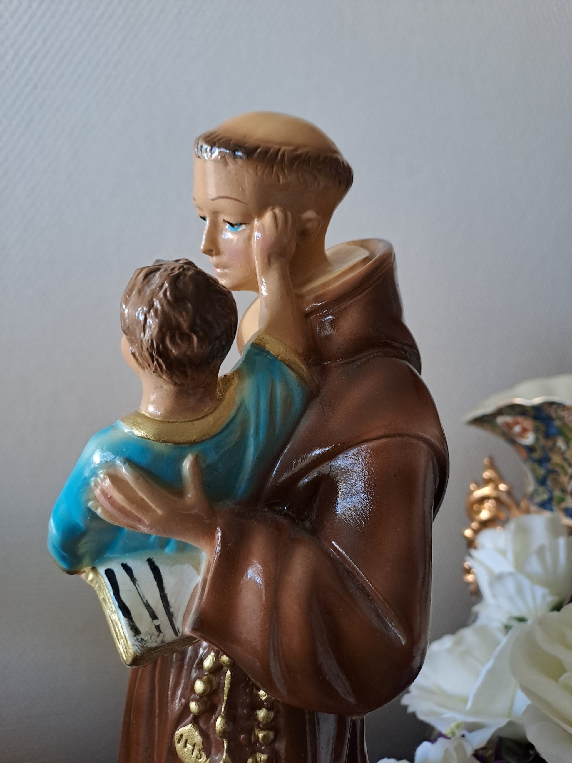 Statue Saint Antoine de Padoue signé en céramique. 41 cm.