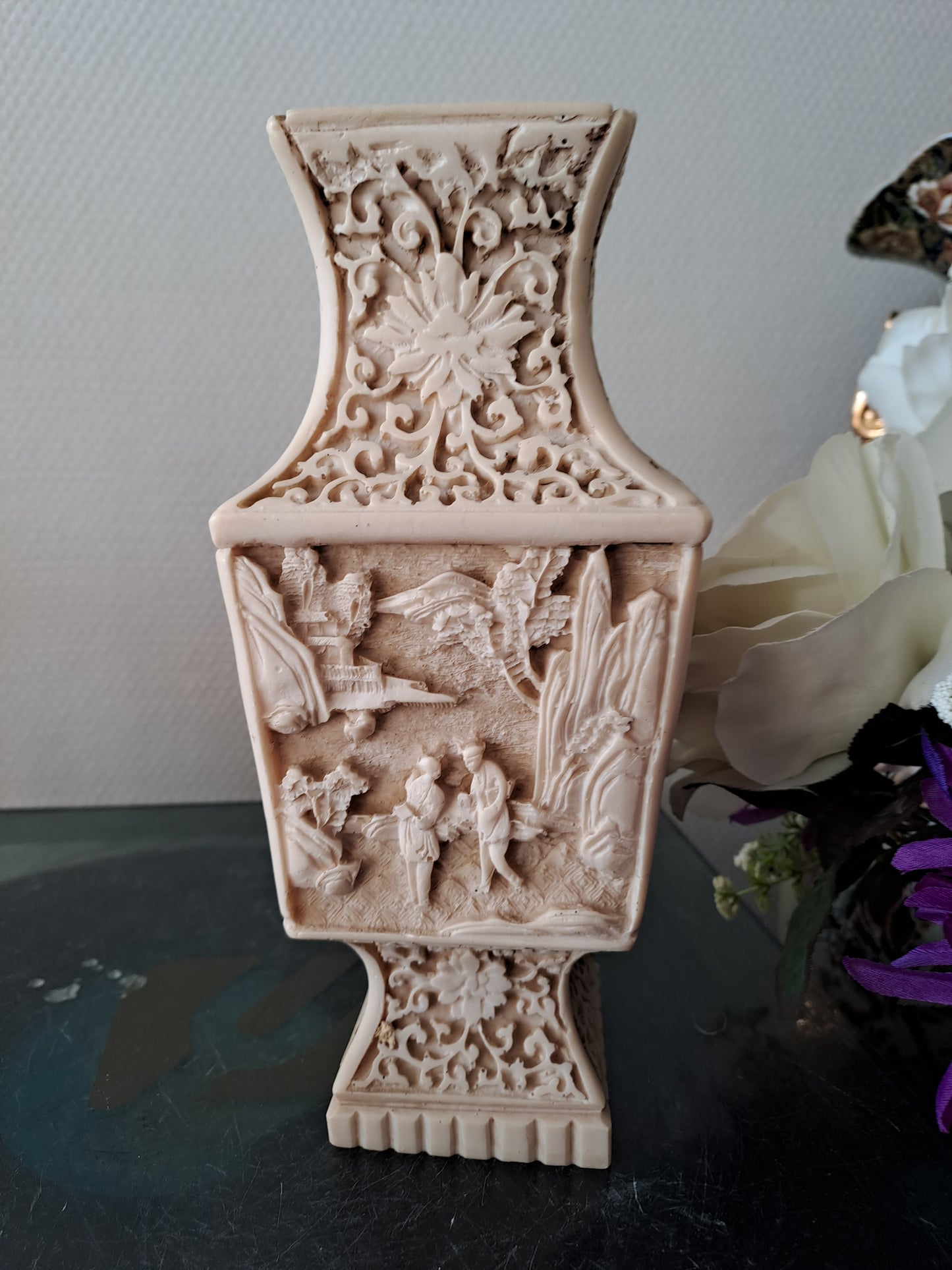 Vase Sculpté Motif De Scène asiatique.