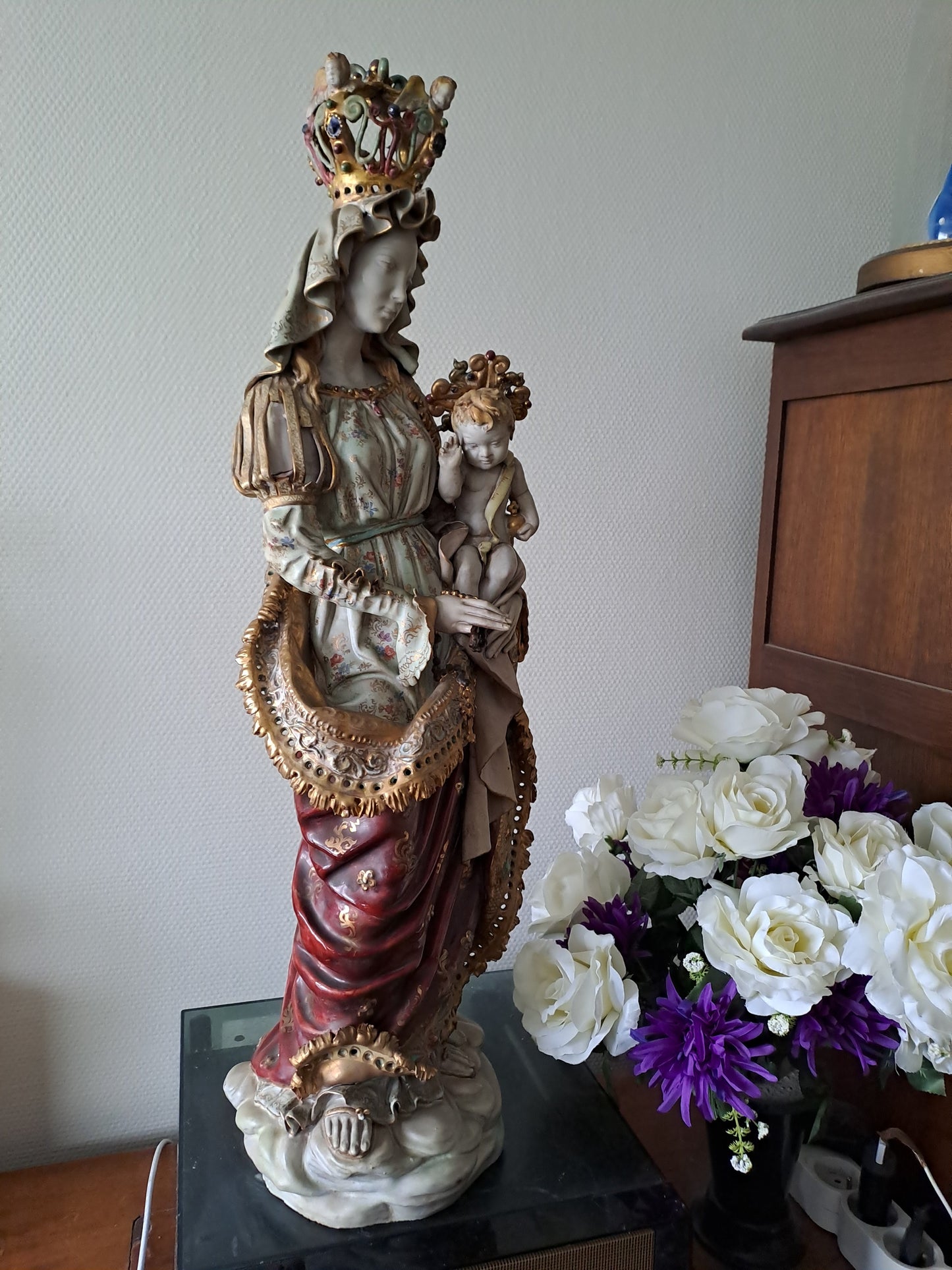 Eugenio Pattarino statue représentant la Sainte Vierge Marie Portant L'enfant Jesus Dans Les Bras. 74 cm de haut. Années 1920 / 1930. Ancien Vintage catholique.