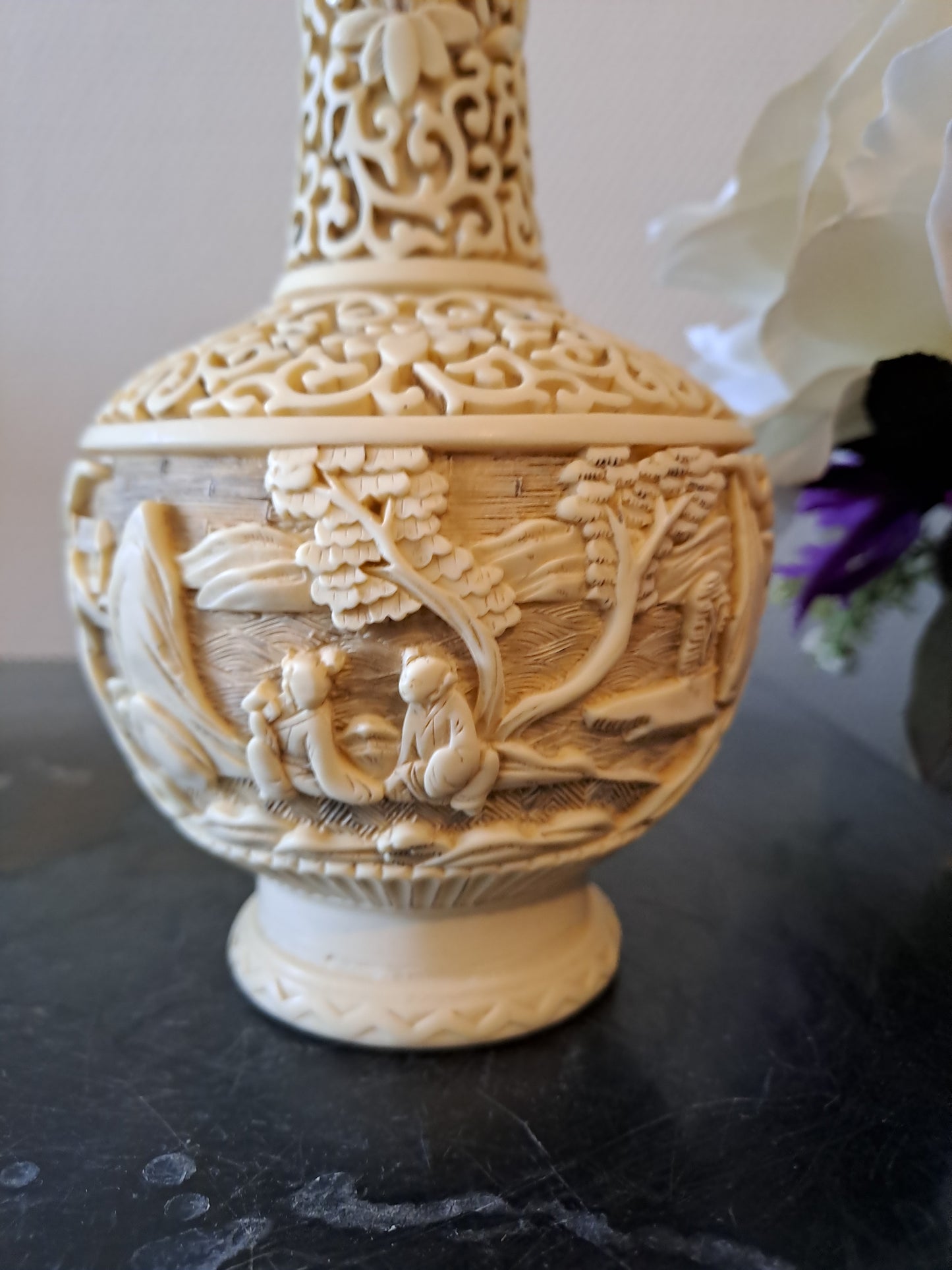 Vase soliflore. Sculpté Motif scène asiatique. Marqué.