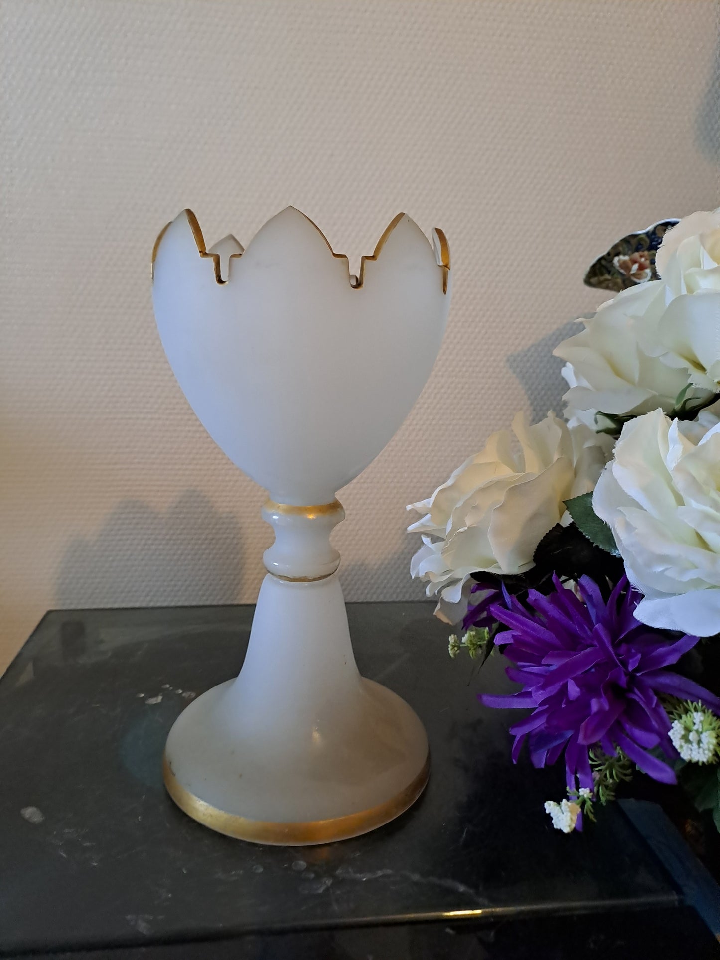 BACCARAT. Coupe sur pied. Fleurs de lys. 
Opaline blanche avec liseret or. Ancien decoration vintage.