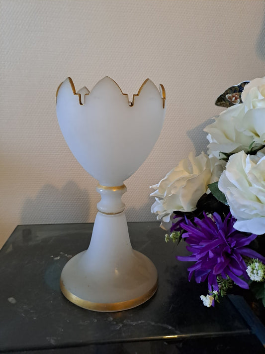 BACCARAT. Coupe sur pied. Fleurs de lys. 
Opaline blanche avec liseret or. Ancien decoration vintage.