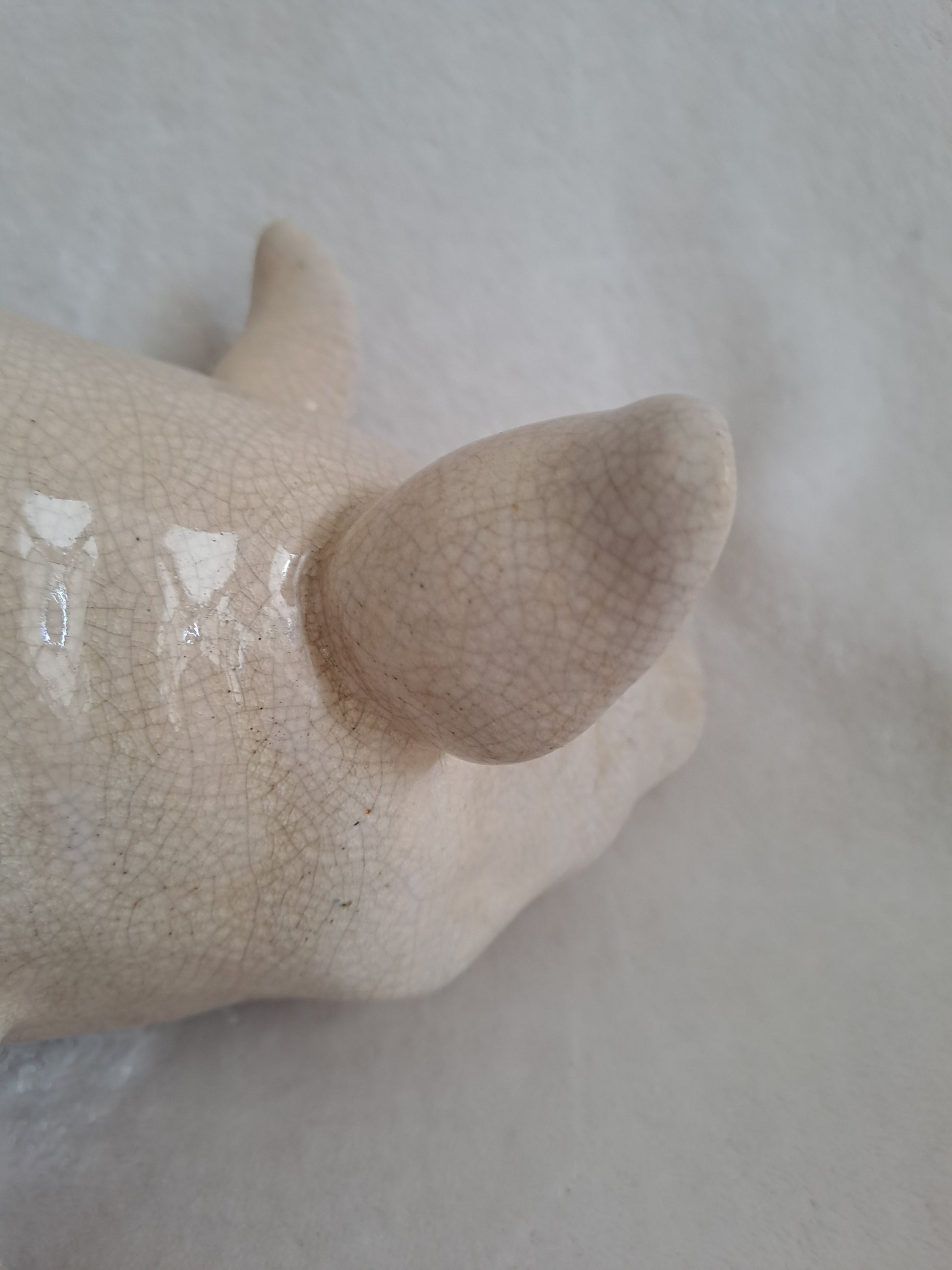 Cochon en céramique craquelée. 31 cm x 16 cm.