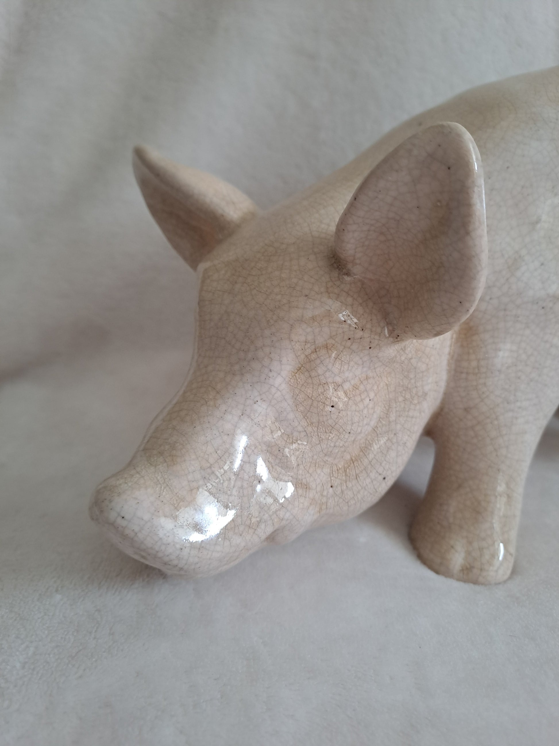 Cochon en céramique craquelée. 31 cm x 16 cm.