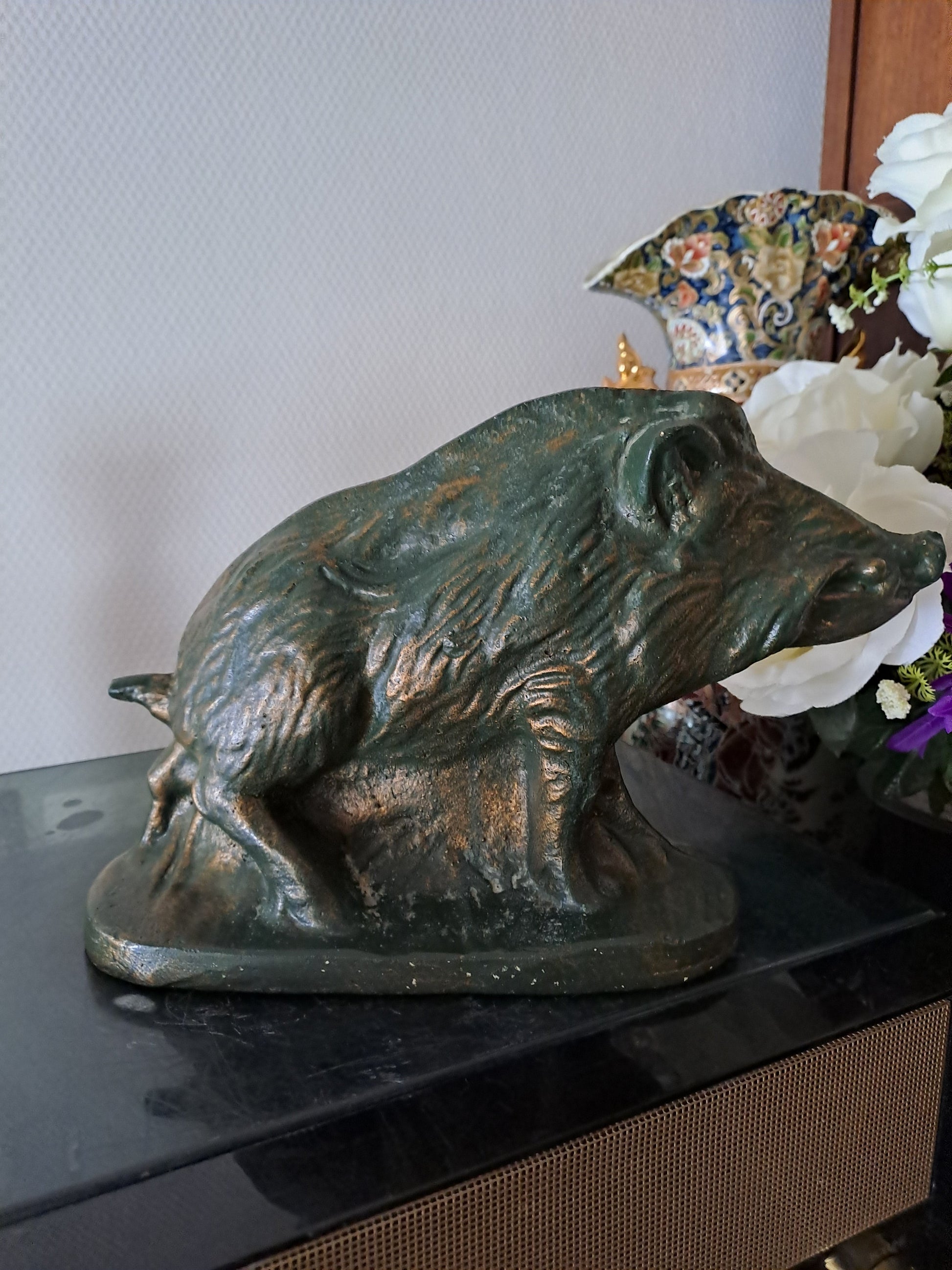 Statue représentant une sanglier. 18 cm x 28 cm x 10 cm.