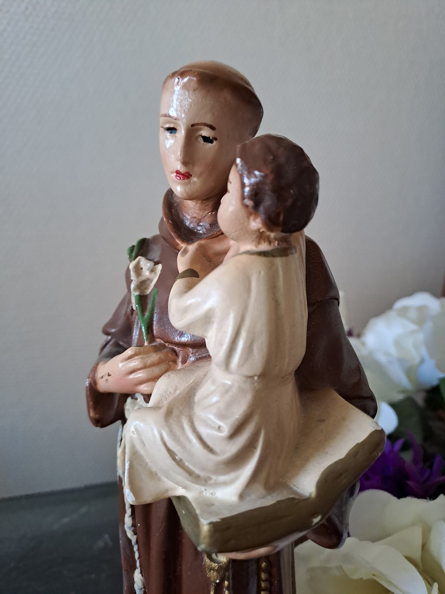 Statue Saint Antoine de Padoue portant l'Enfant Jésus dans les bras. Peint a la main. Ancien Vintage catholique.