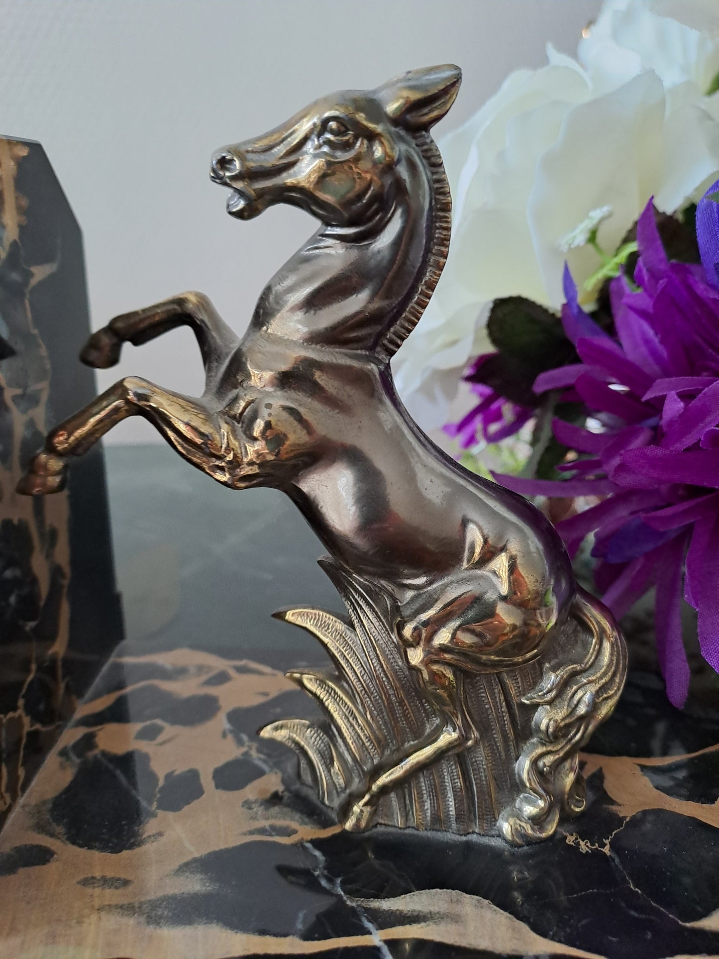 Paire de serre-livres figurant des chevaux. Marbre et régule.