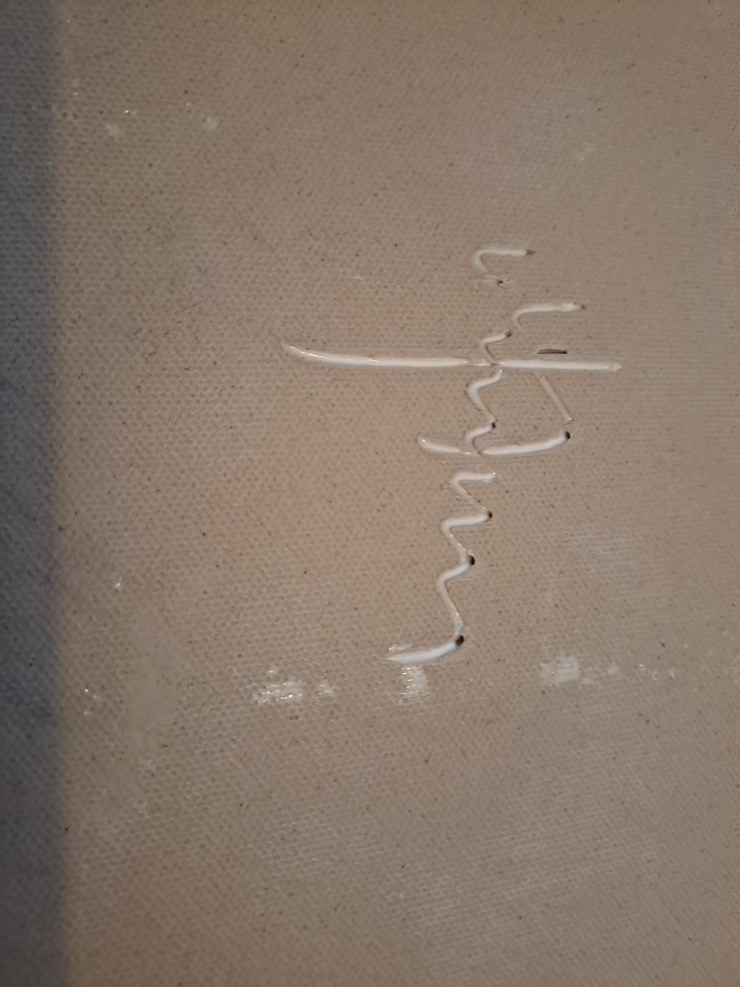 Plat à poisson en grès figurant un poisson. Signature à la pointe à identifier.