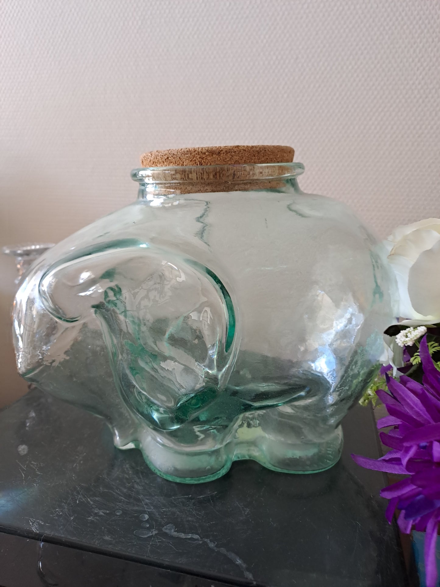 Bocal à bonbons/ Biscuits figurant un éléphant en verre moulé vert. Modèle XXL.