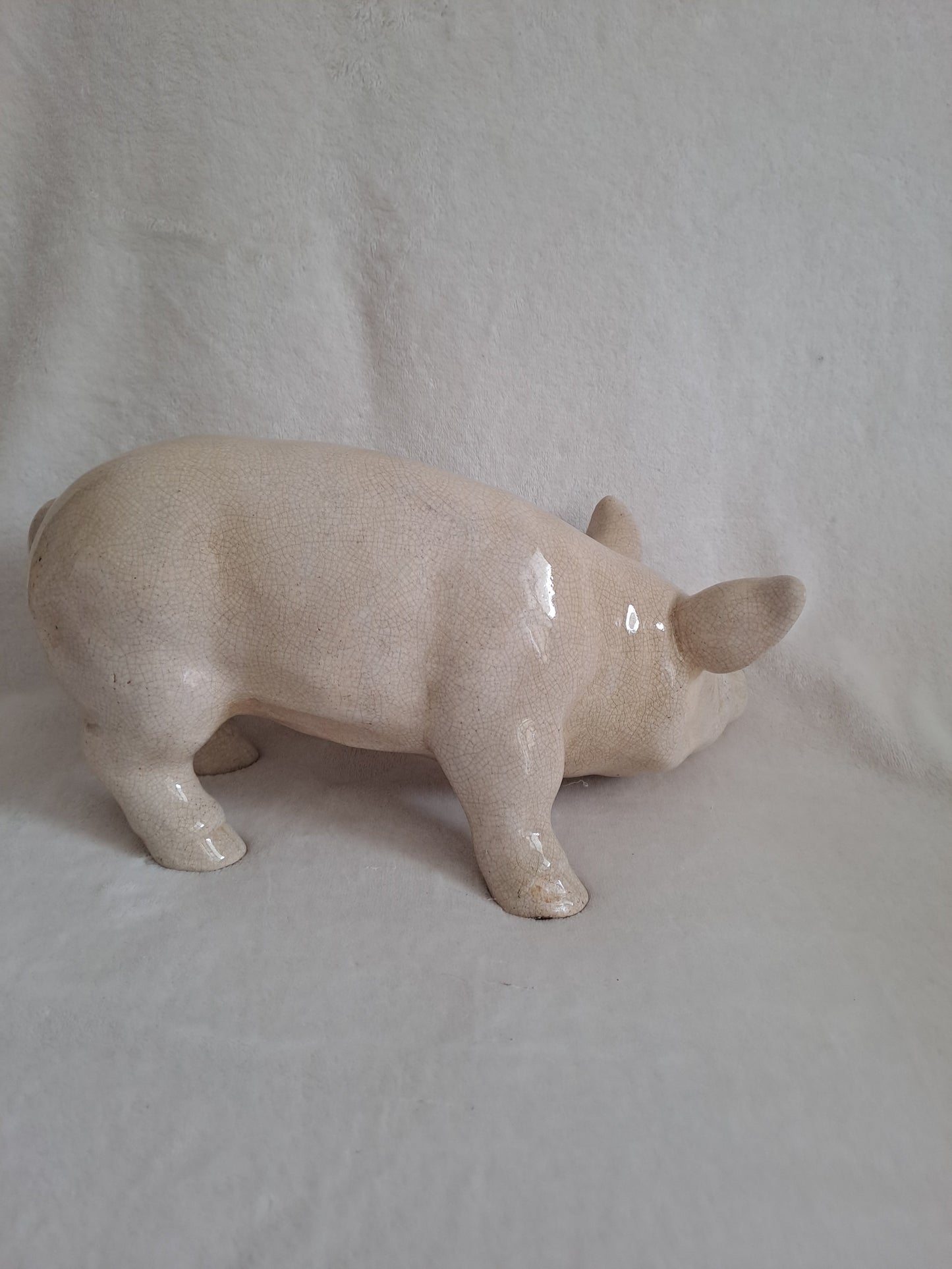 Cochon en céramique craquelée. 31 cm x 16 cm.