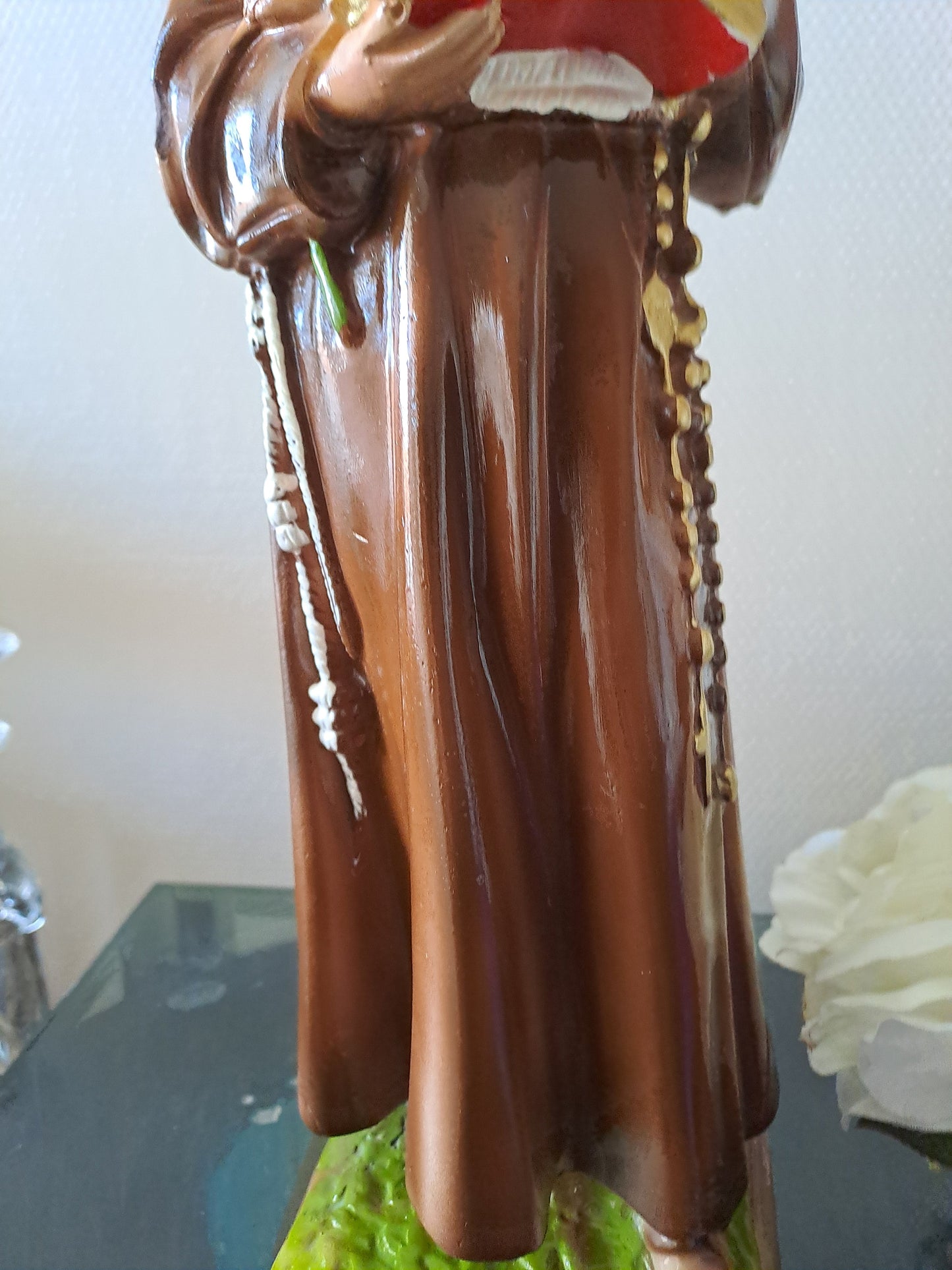 Statue Saint Antoine de Padoue signé en céramique. 41 cm.