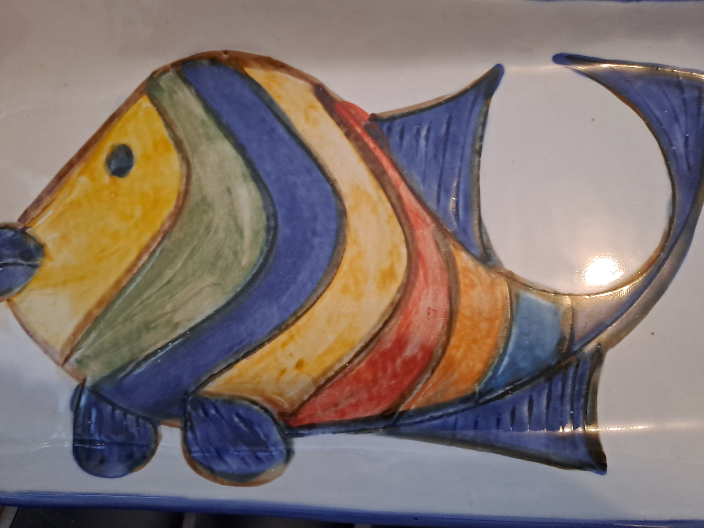 Plat à poisson en grès figurant un poisson. Signature à la pointe à identifier.