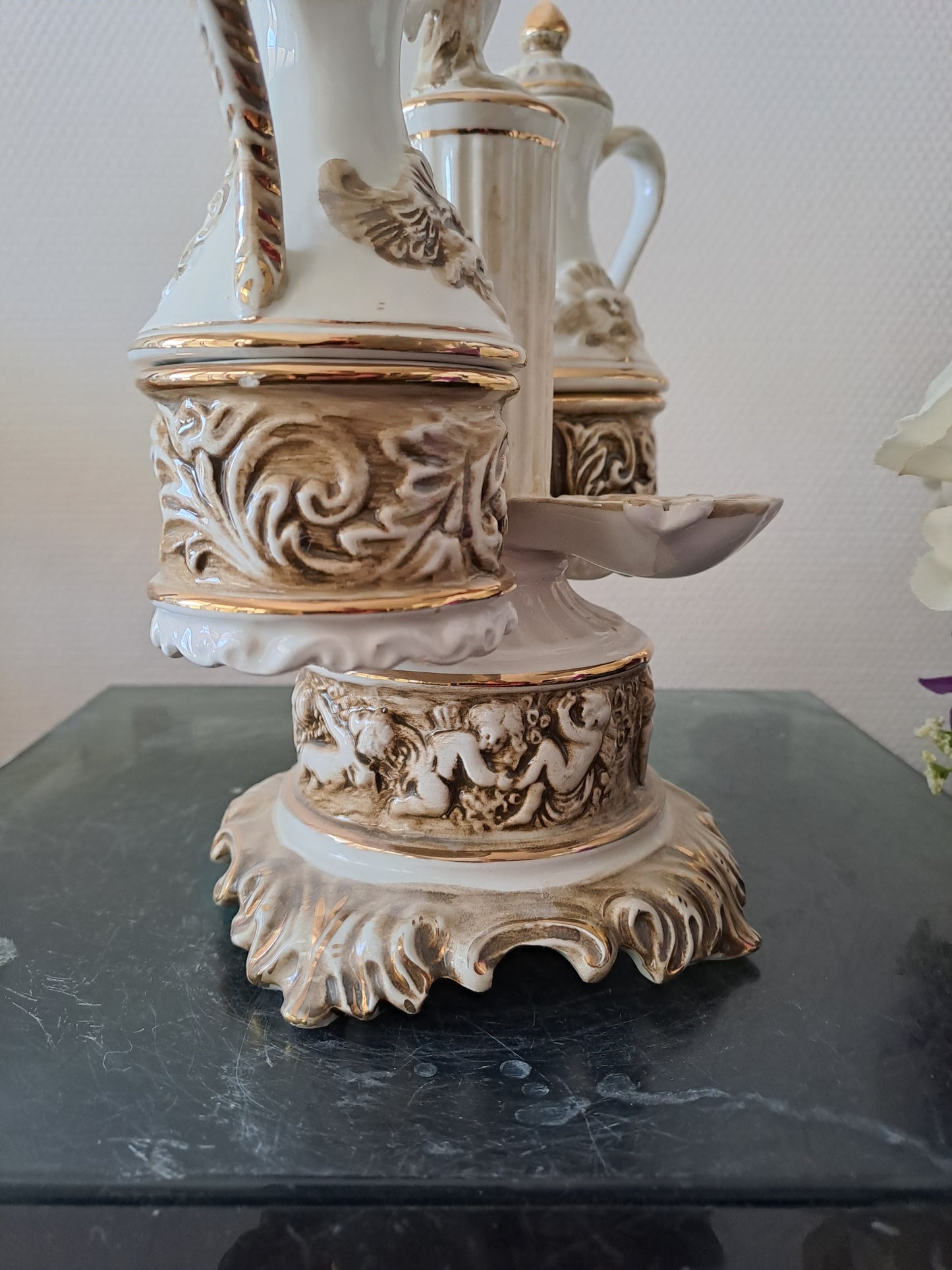 Serviteur de table. Capodimonte. Italy. Salerons. Vinaigrier et huilier.