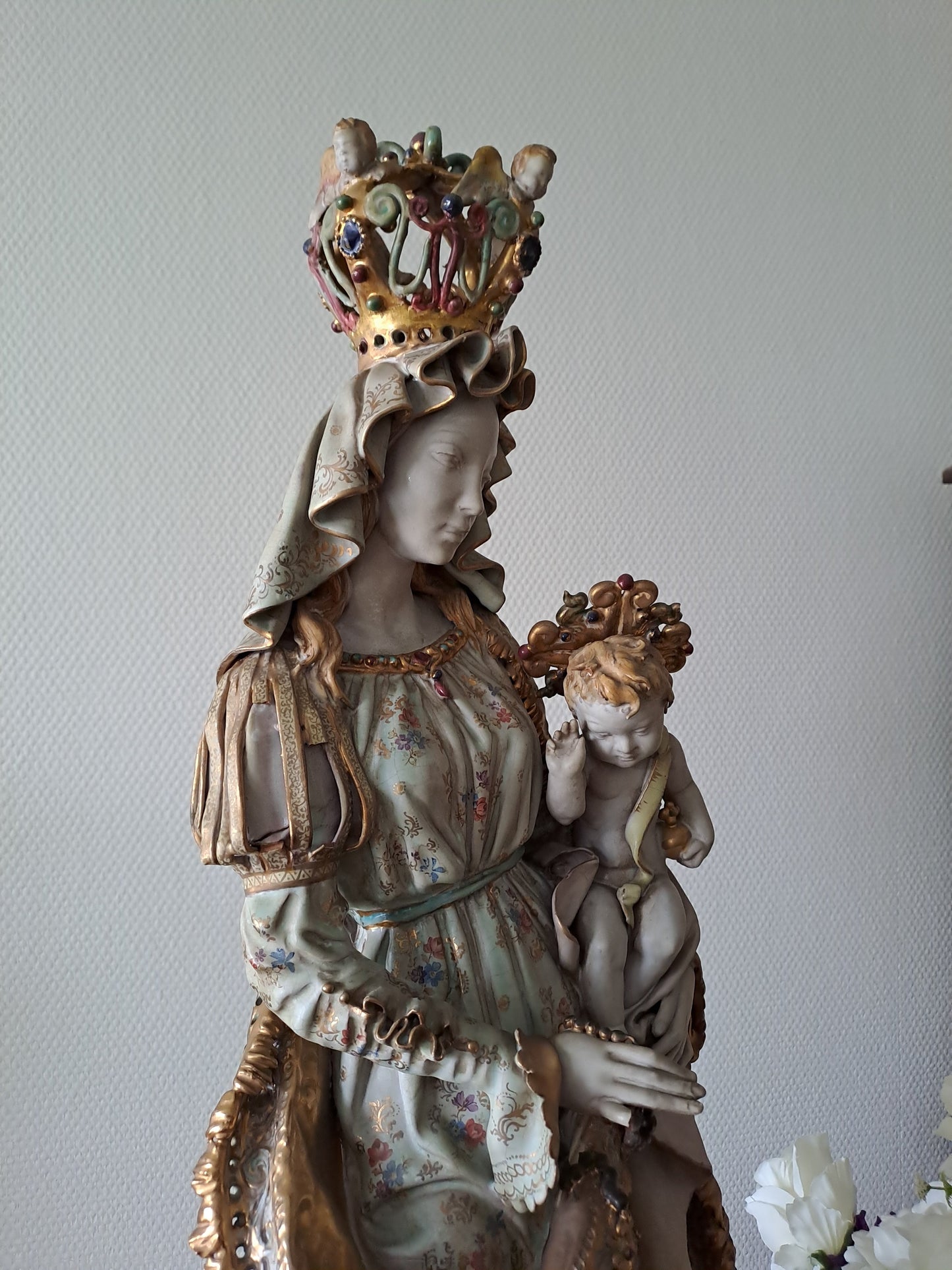 Eugenio Pattarino statue représentant la Sainte Vierge Marie Portant L'enfant Jesus Dans Les Bras. 74 cm de haut. Années 1920 / 1930. Ancien Vintage catholique.