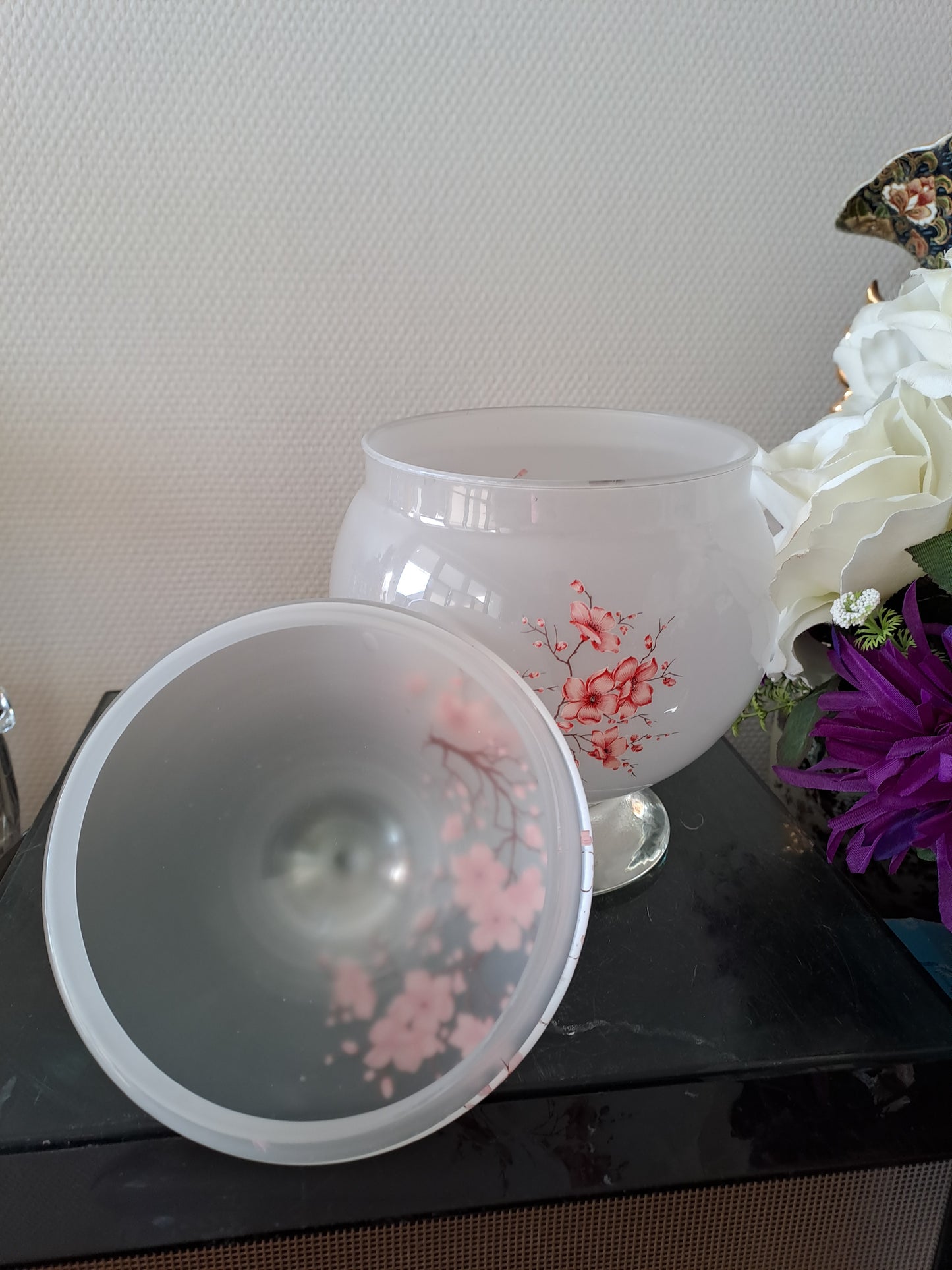 Vase / bonbonnière en pâte de verre. Motifs de fleurs.