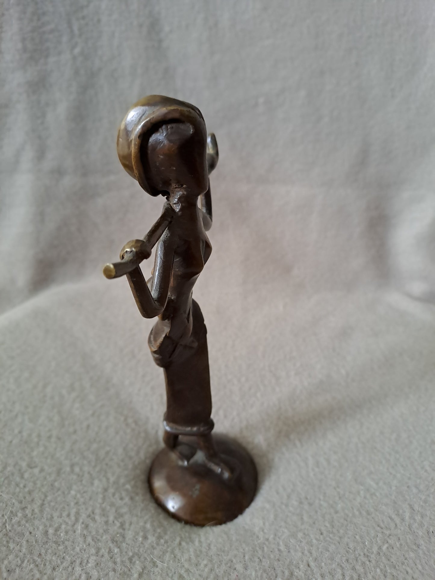 Statue représentant une femme africaine portant un enfant dans le dos.