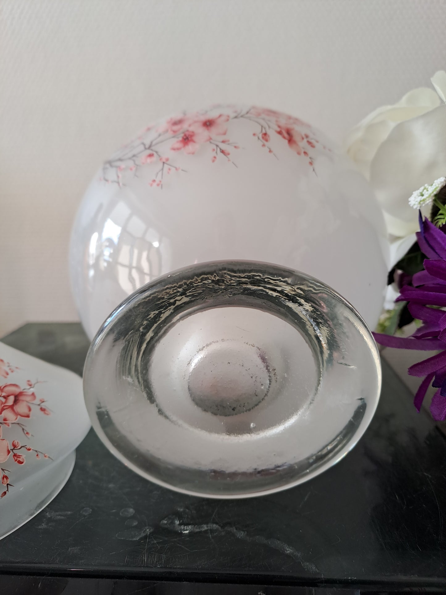 Vase / bonbonnière en pâte de verre. Motifs de fleurs.