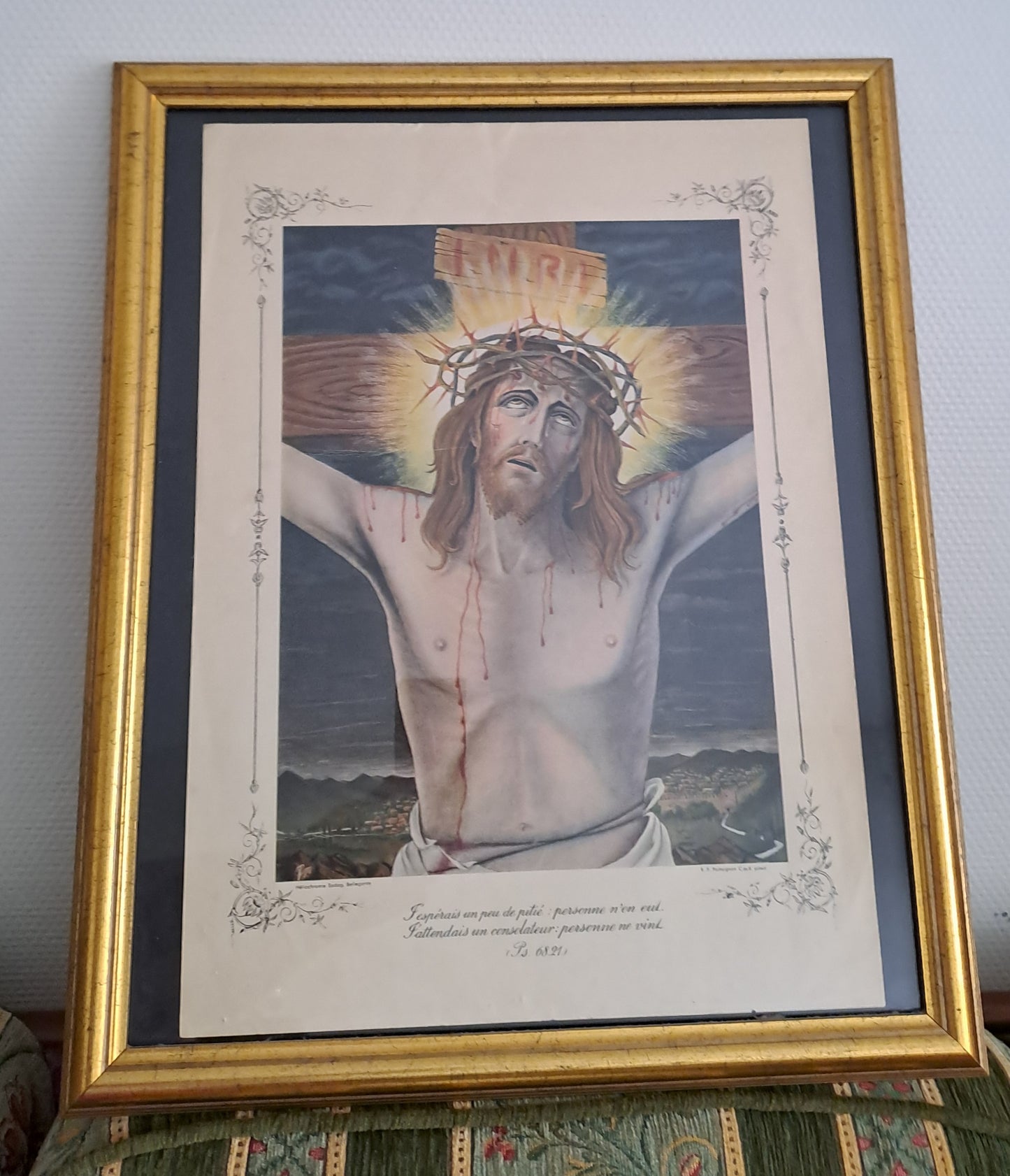 Gravure représentant Jésus-Christ crucifié. Cadre sous vitre. Ancien decoration vintage catholique.