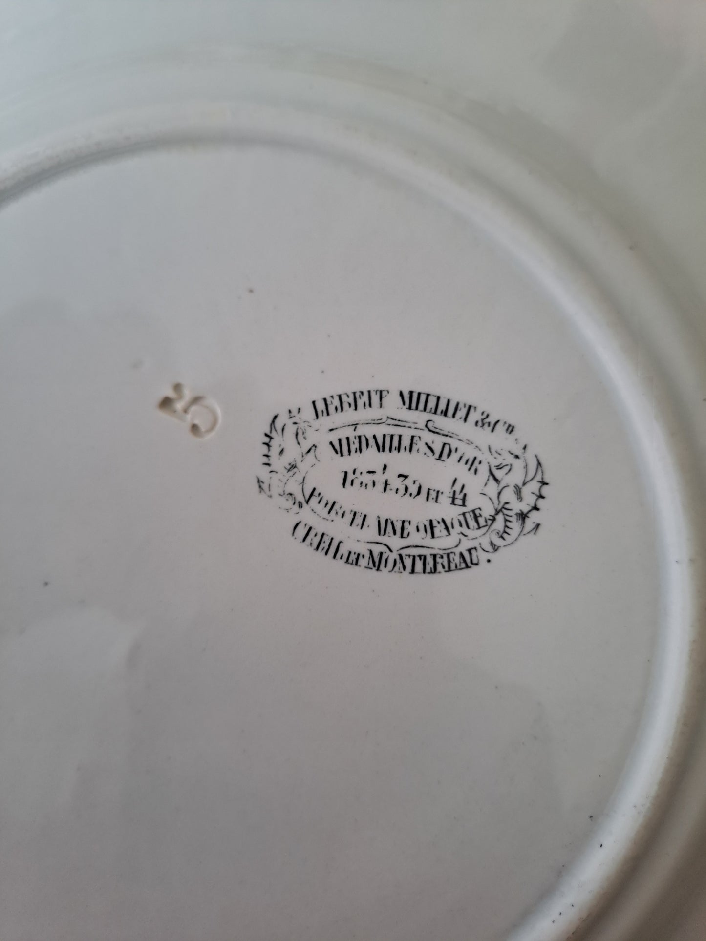 Assiette décorative représentant l'assassinat du général de Brea. Lebeuf Milliet et Cie à Creuil et Montereau.