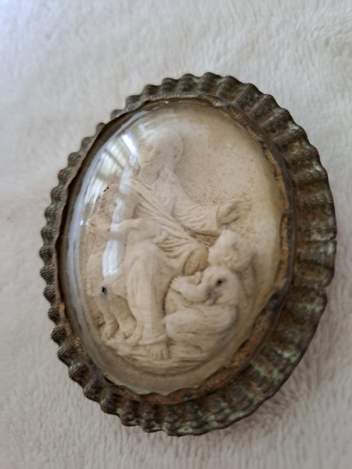 Médaillon. Sainte-Vierge Marie accompagnée de Jesus et de Saint Jean-Baptiste. En ecume de mer.