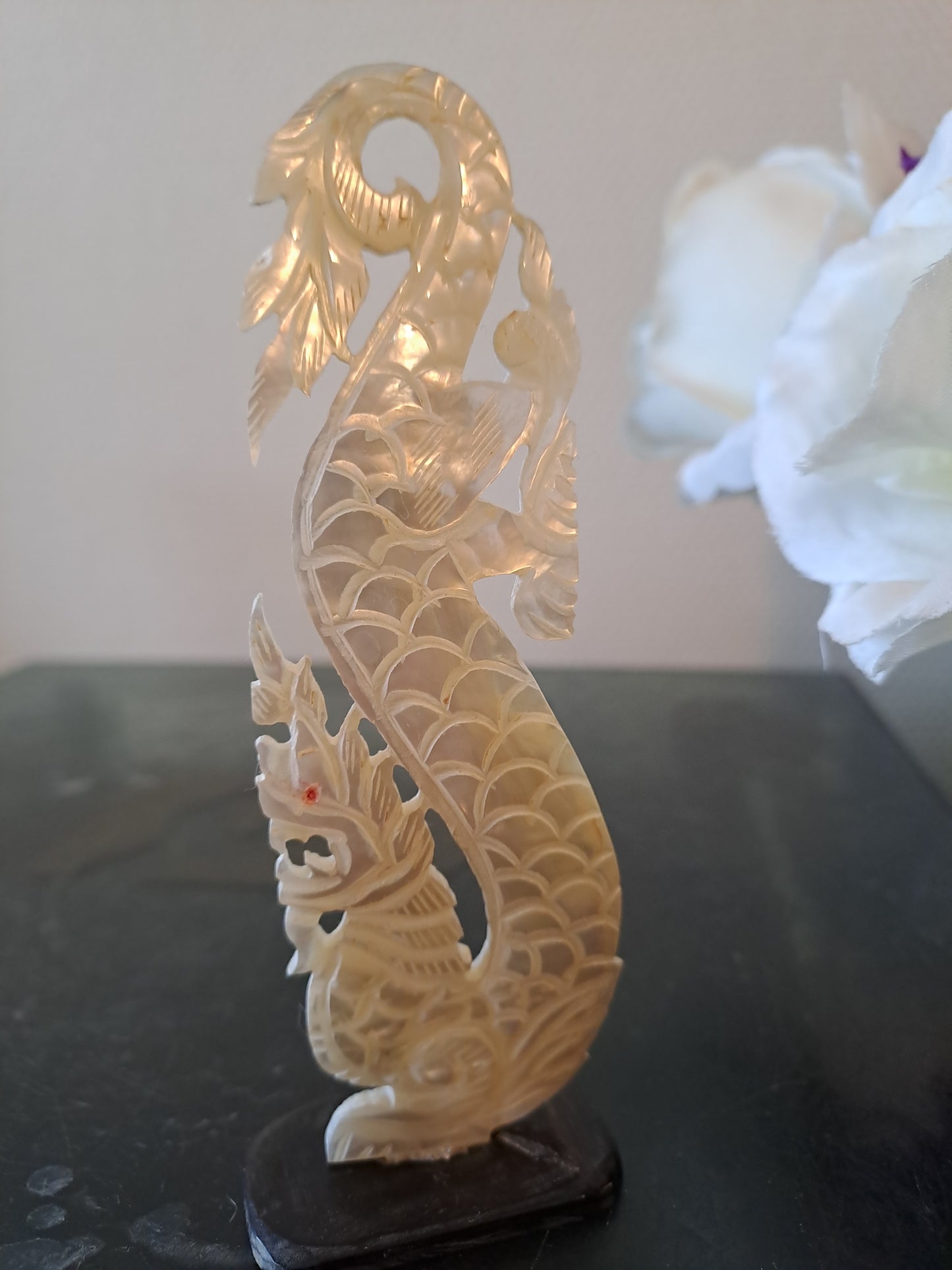 Nacre sculpture représentant un dragon. Myanmar ( Birmanie).