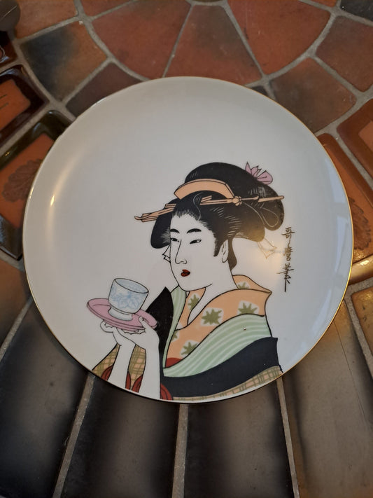 Assiette Murale. Geisha À la Tasse. Made in japan. Peint à la main.
