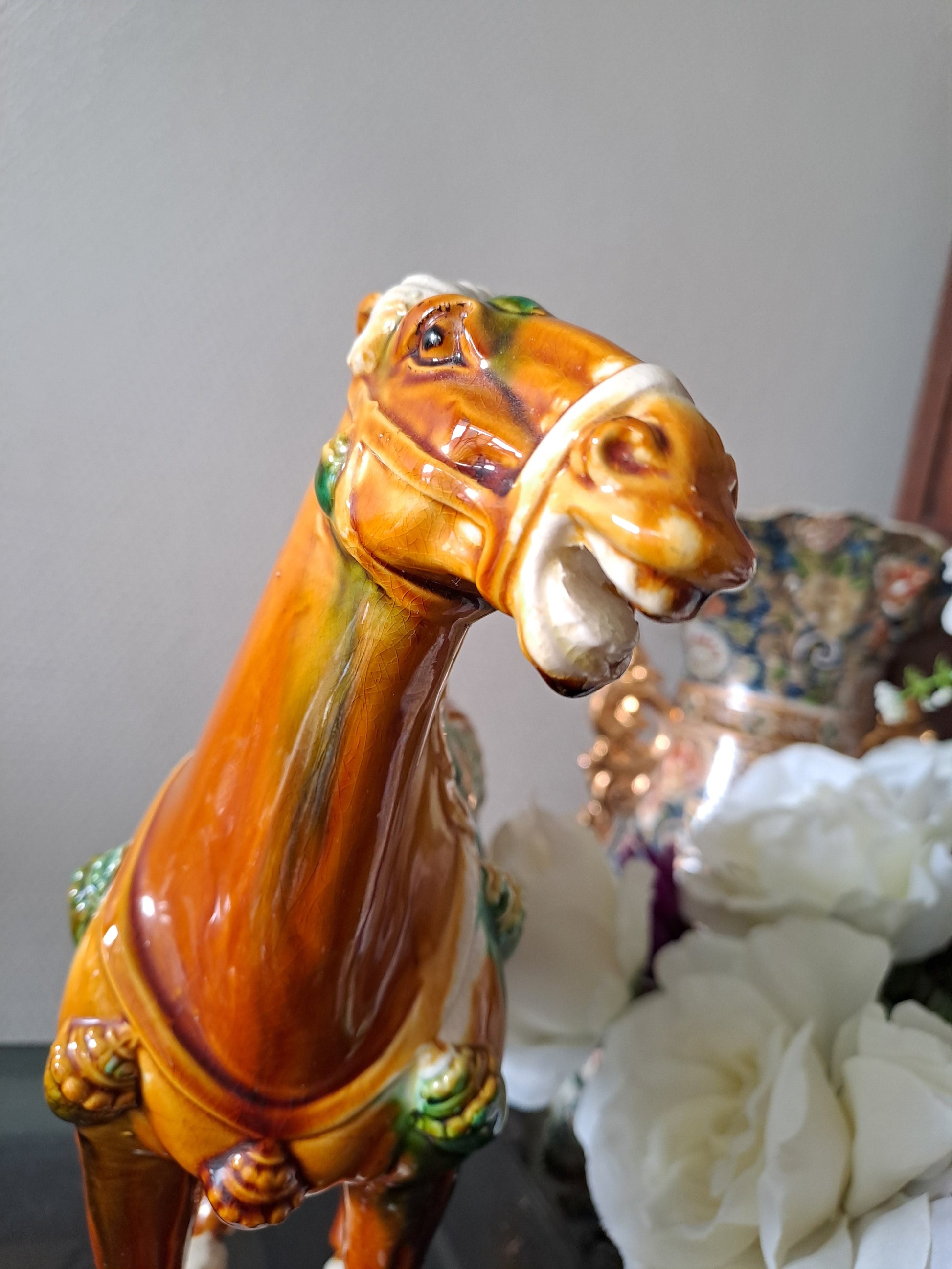 Statue représentant un cheval en Faïence Émaillée Polychrome. Chine.