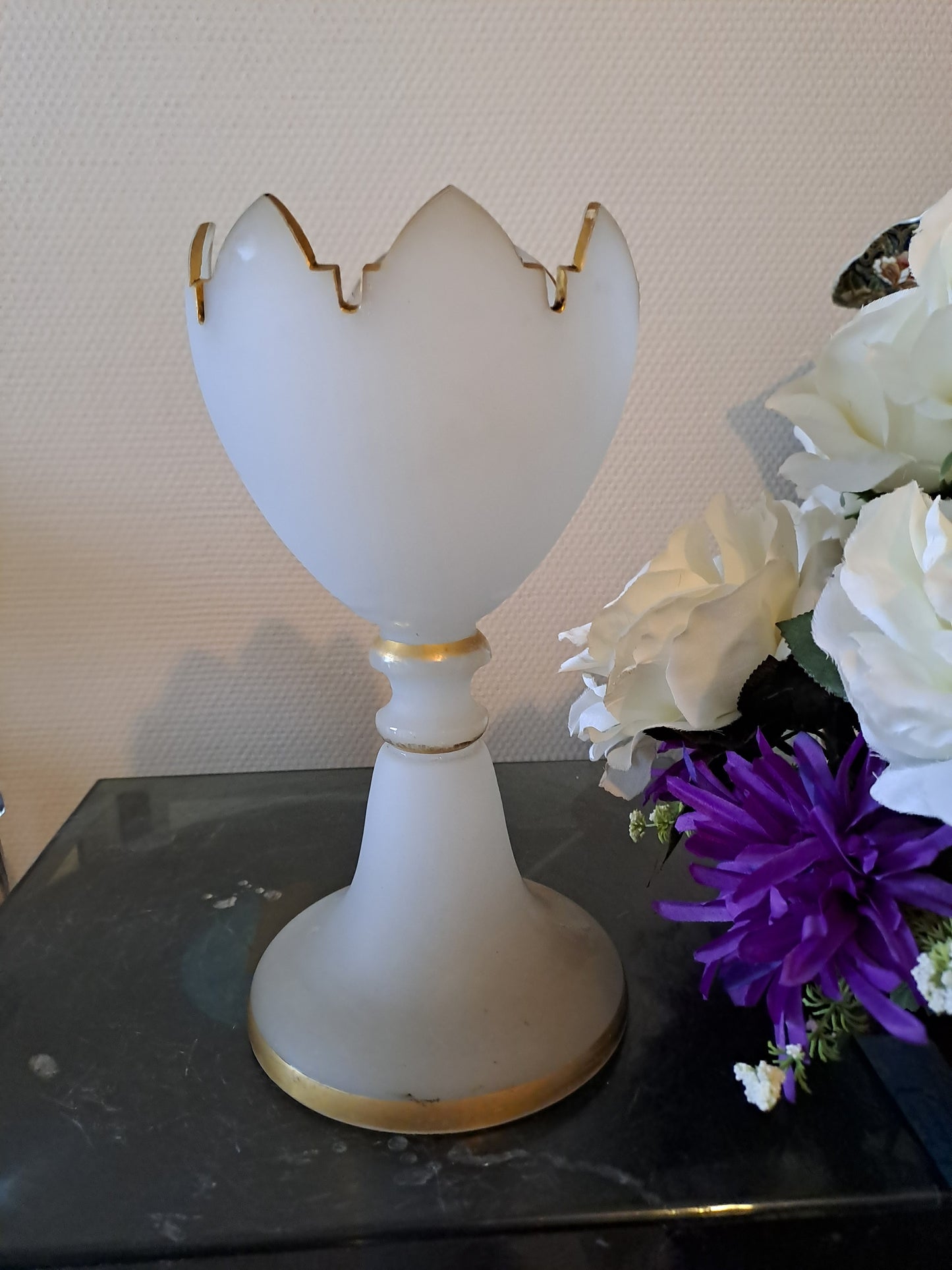 BACCARAT. Coupe sur pied. Fleurs de lys. 
Opaline blanche avec liseret or. Ancien decoration vintage.