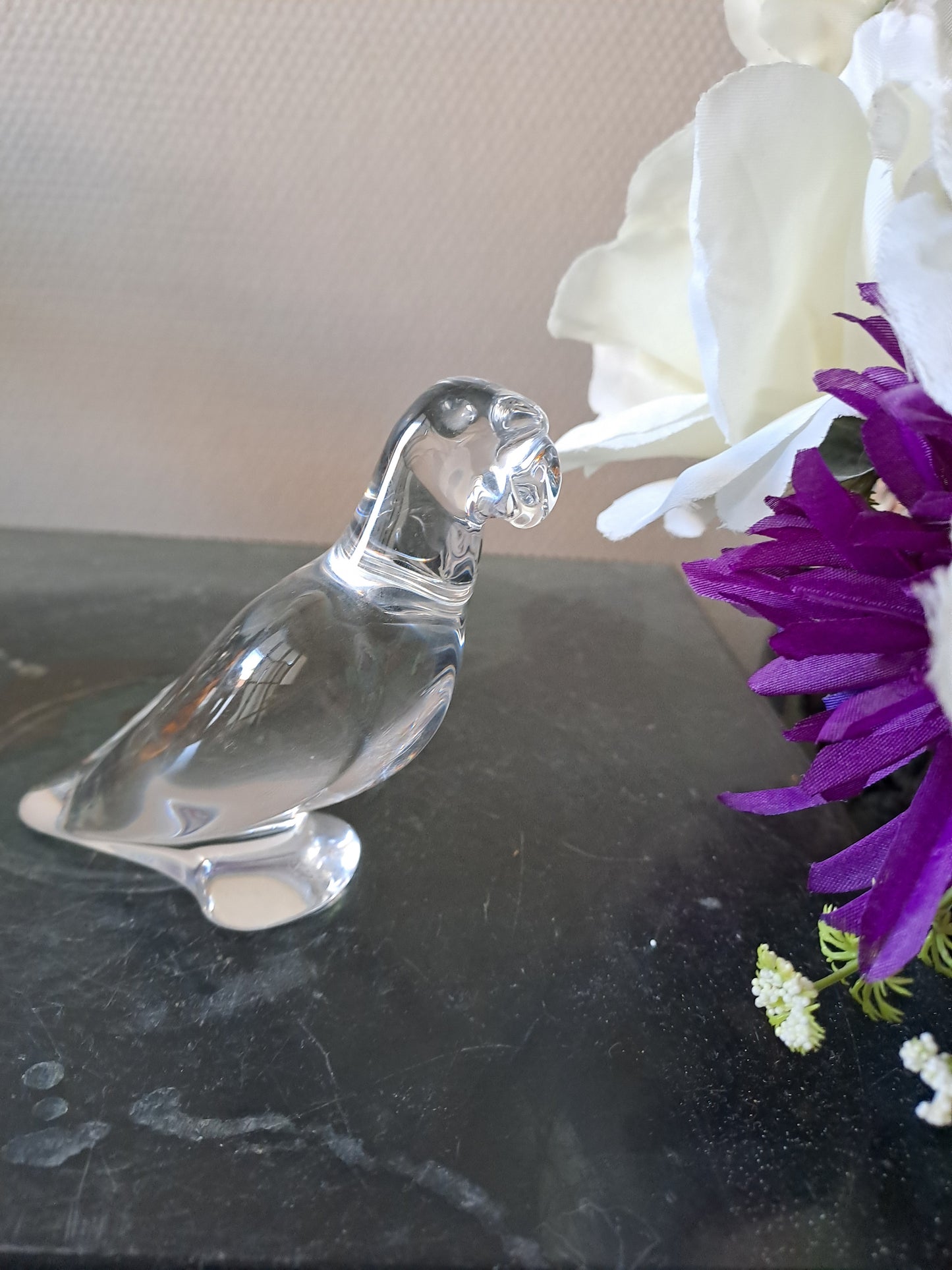 BACCARAT. Perroquet en cristal.